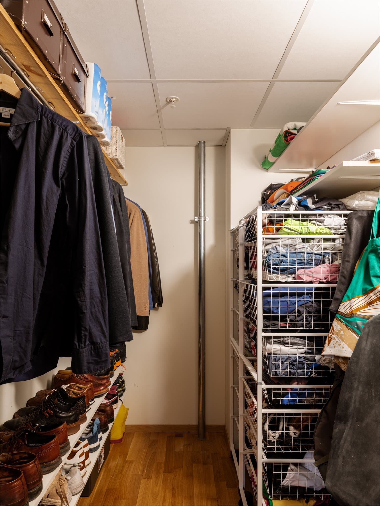 Praktisk intern bod gir ekstra lagringsplass. I tillegg medfølger en ekstern bod på 5 m².