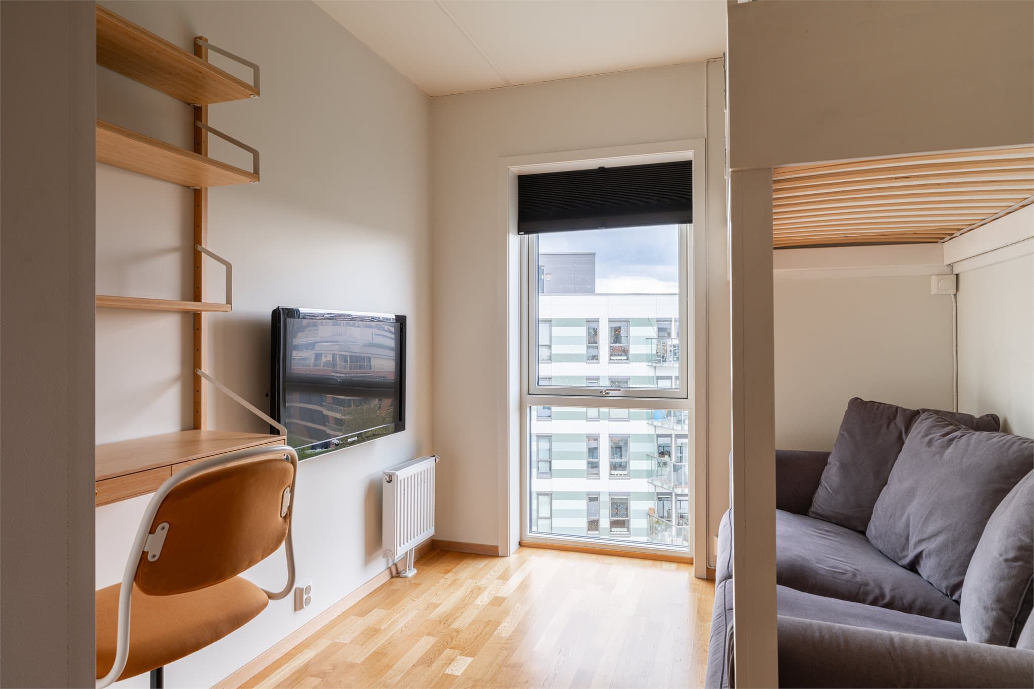 Rommet har plass til både seng og en egen arbeids- eller lekekrok.