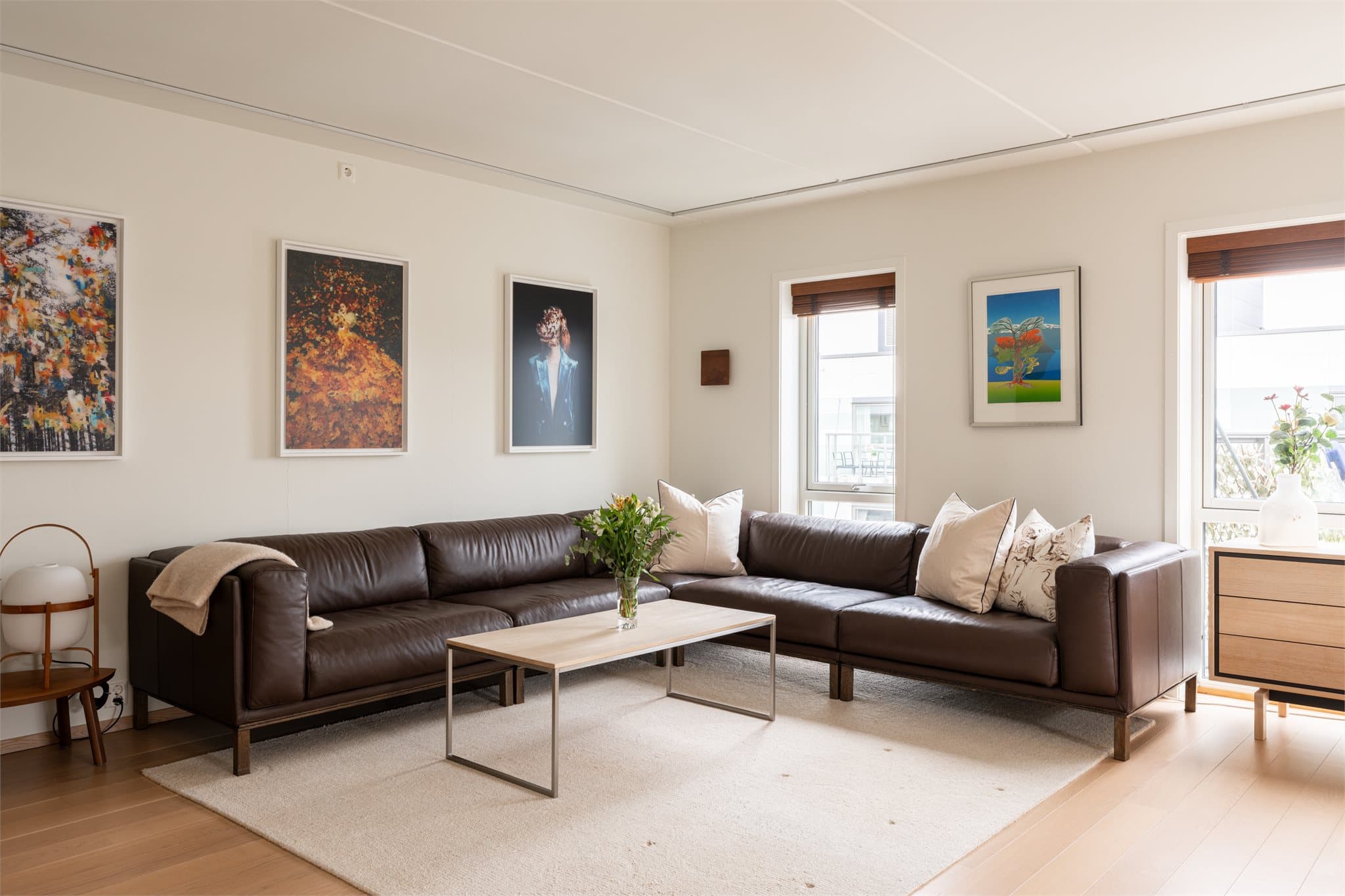 Stuen har god plass til en romslig sofagruppe. Store vindusflater med hjørnebeliggenhet gir rikelig med lys.
