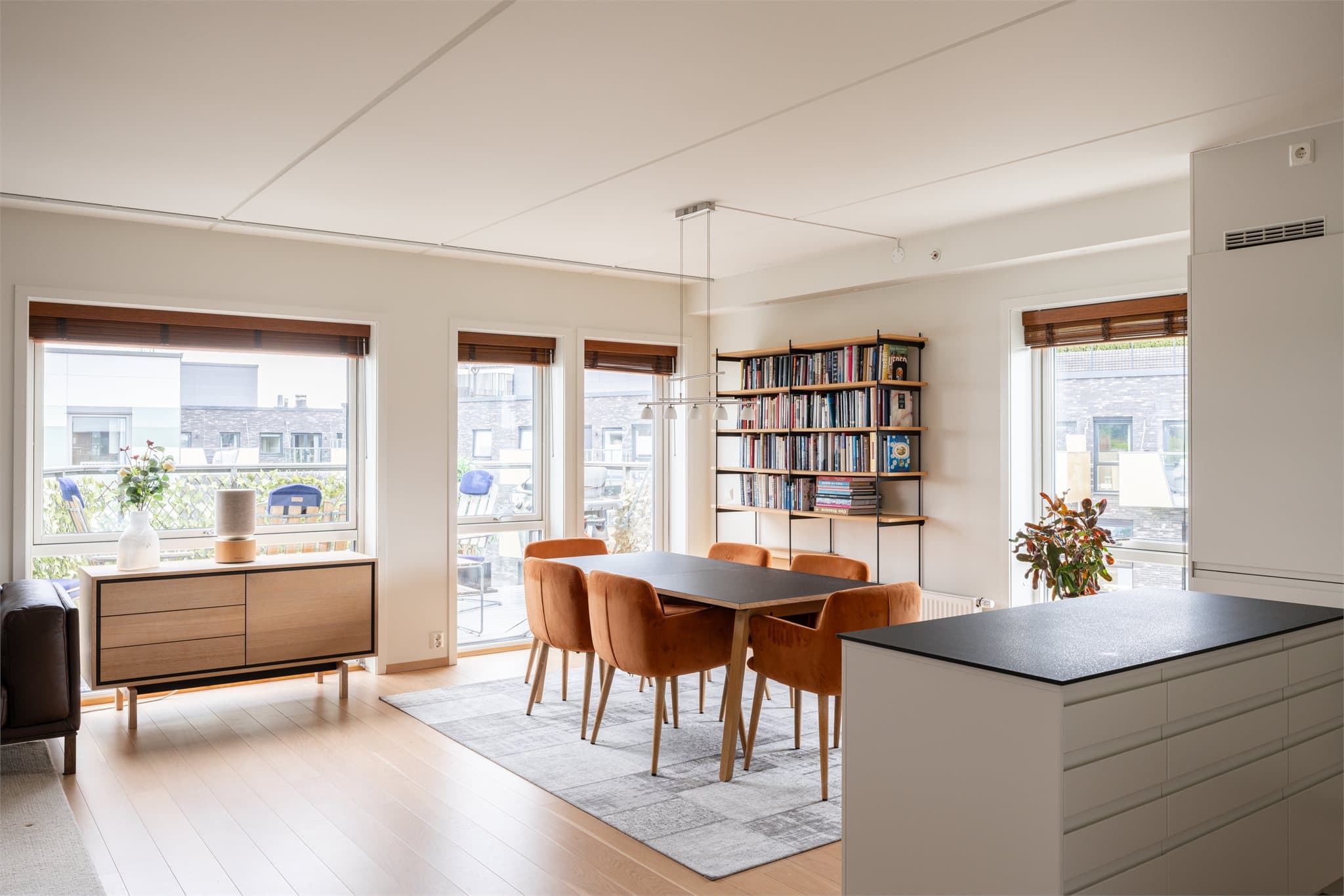 Som hjørneleilighet i toppetasjen har boligen en fri og usjenert beliggenhet.