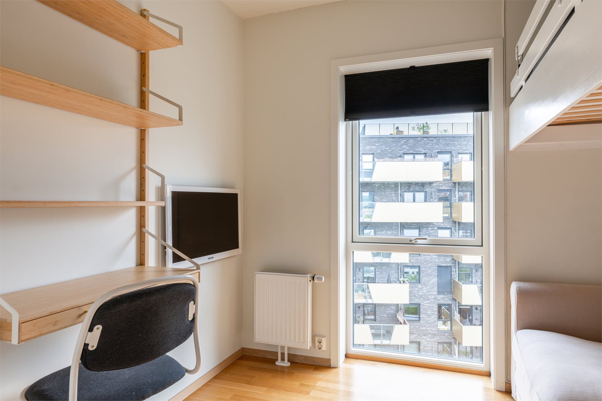 Vinduene i leiligheten har 3-lags glass fra byggeår 2019.