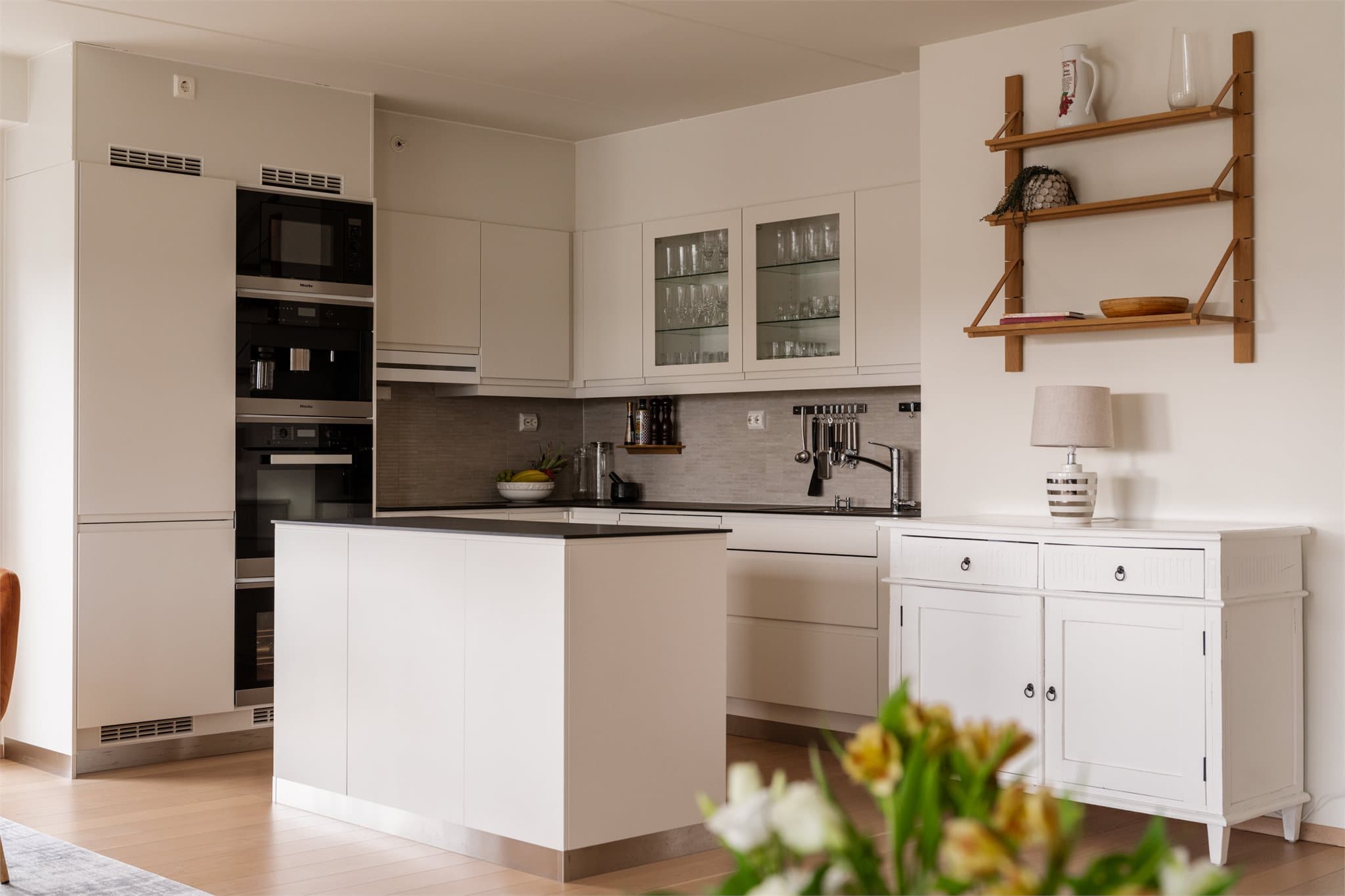 Kjøkkenet er utstyrt med Miele-hvitevarer, inkludert vinskap og integrert kaffemaskin.