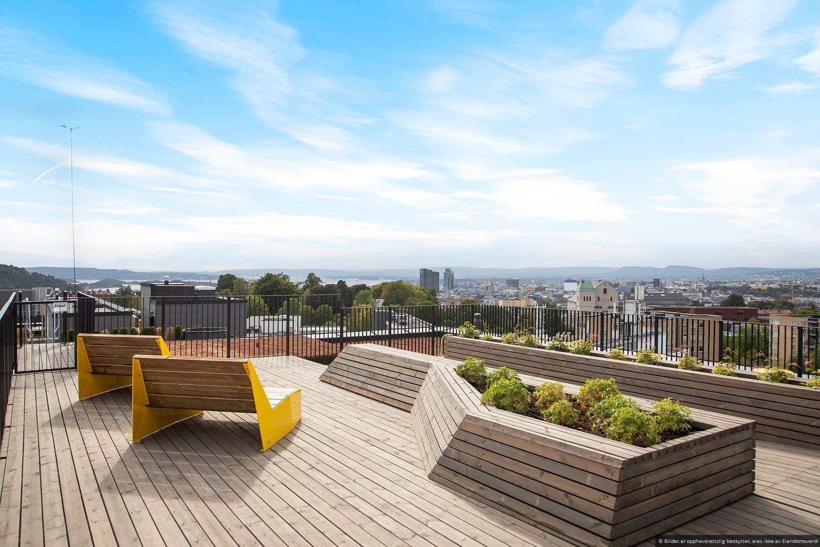Sameiet disponerer to takterrasser - utstyrt med benker, sitteseksjoner og pergola.
