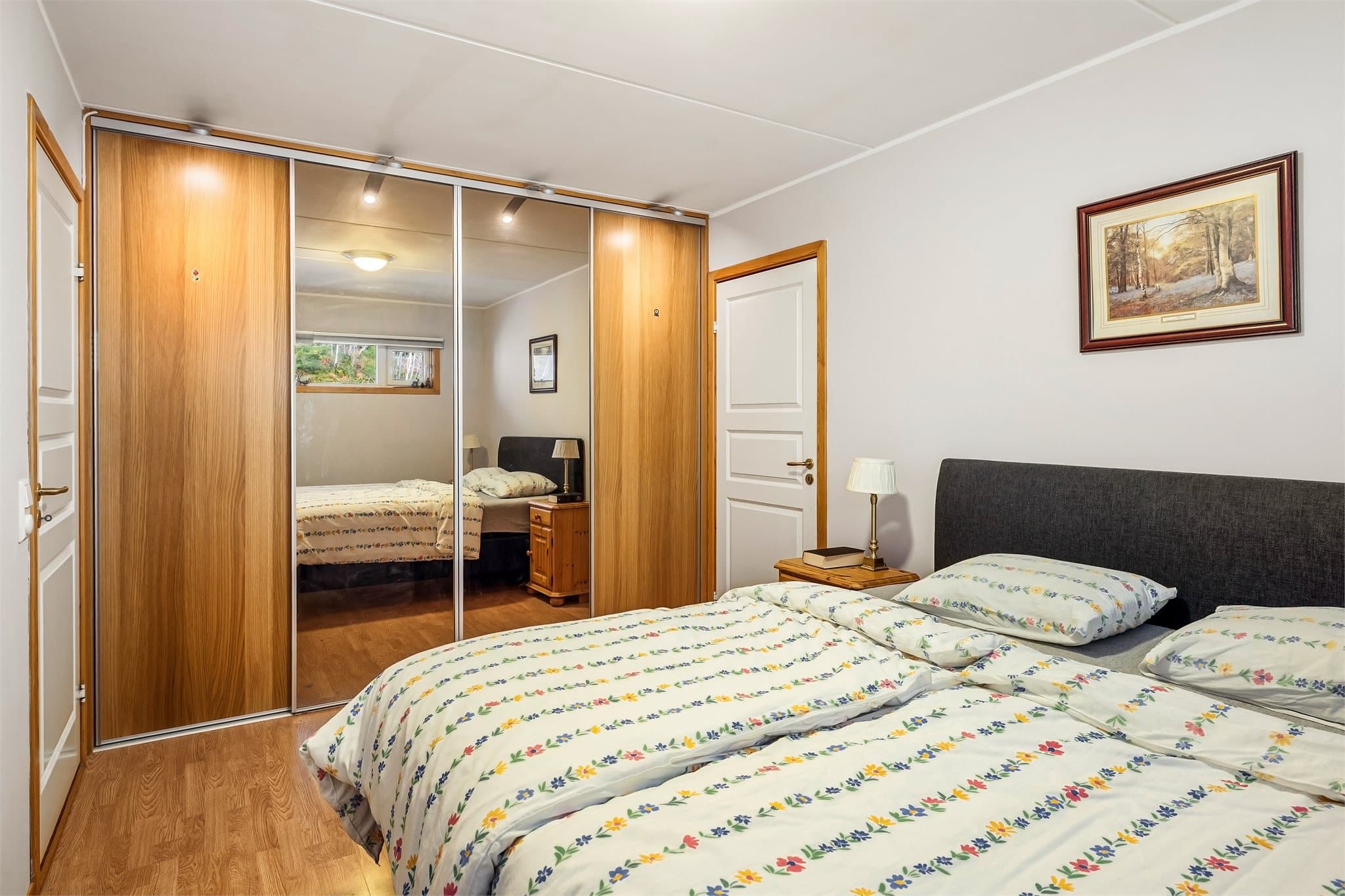- Her har man god plass til dobbeltseng i ønsket størrelse og tilhørende møblement. Merk romslig skyvedørsgarderobe -
