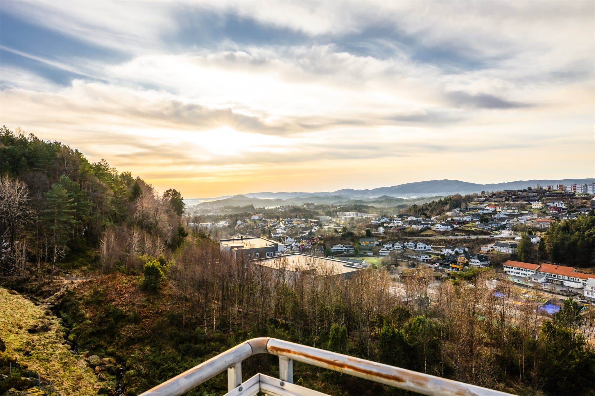 - Nå har du muligheten til å sikre deg en romslig 3-roms i ettertraktede Lyderhornslien 125 -