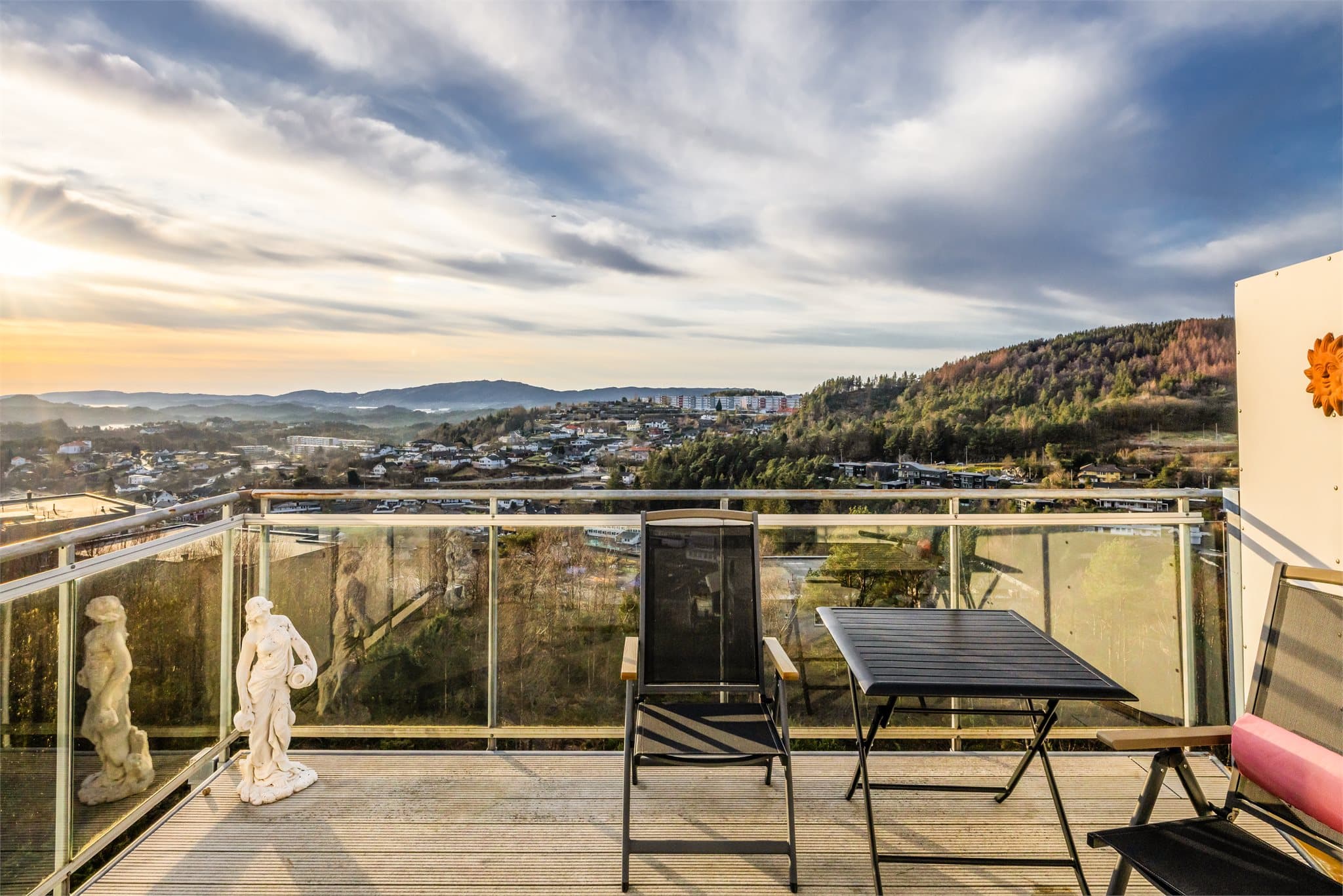 - Den vestvendte balkongen måler hele 13m² og har nydelig utsikt og svært gode solforhold -