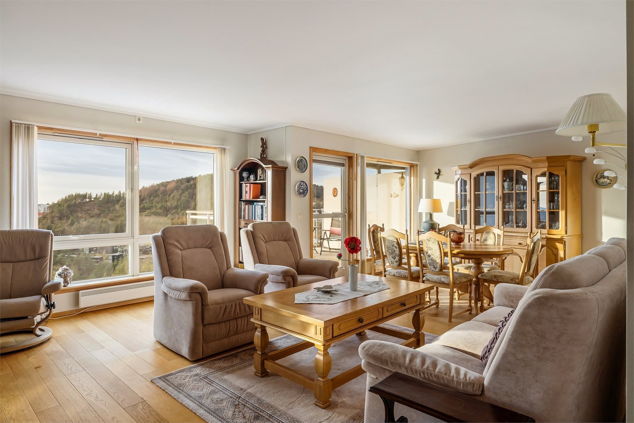 - Merk generøse vindusflater som slipper inn rikelig med naturlig sollys, uten noen form for innsyn -og nydelig utsyn