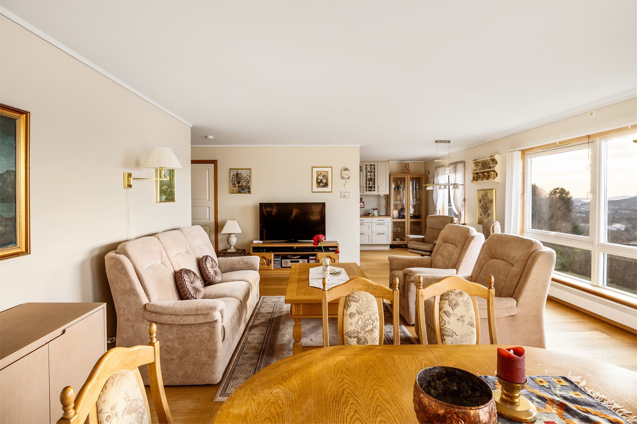 - Stuens utforming gjør det enkelt å innrede med sofa- og spisegruppe i hver sin naturlige sone -