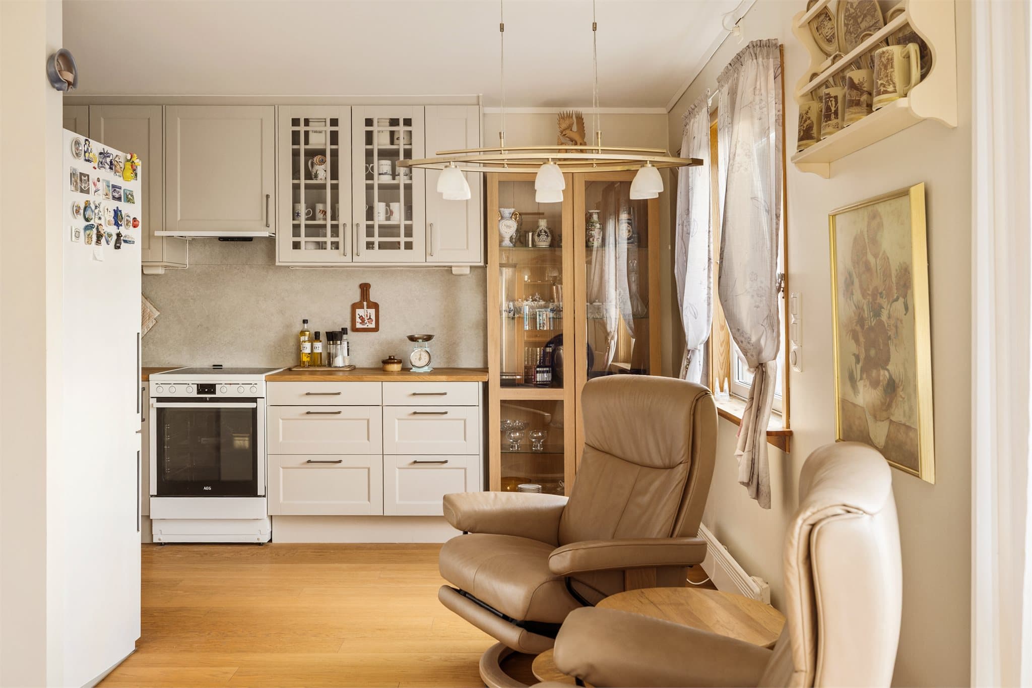 - Her har du mye inkludert i felleskostnadene, blant annet garasje, vedlikeholdsfond, internett, drift og vedlikehold m.m. -