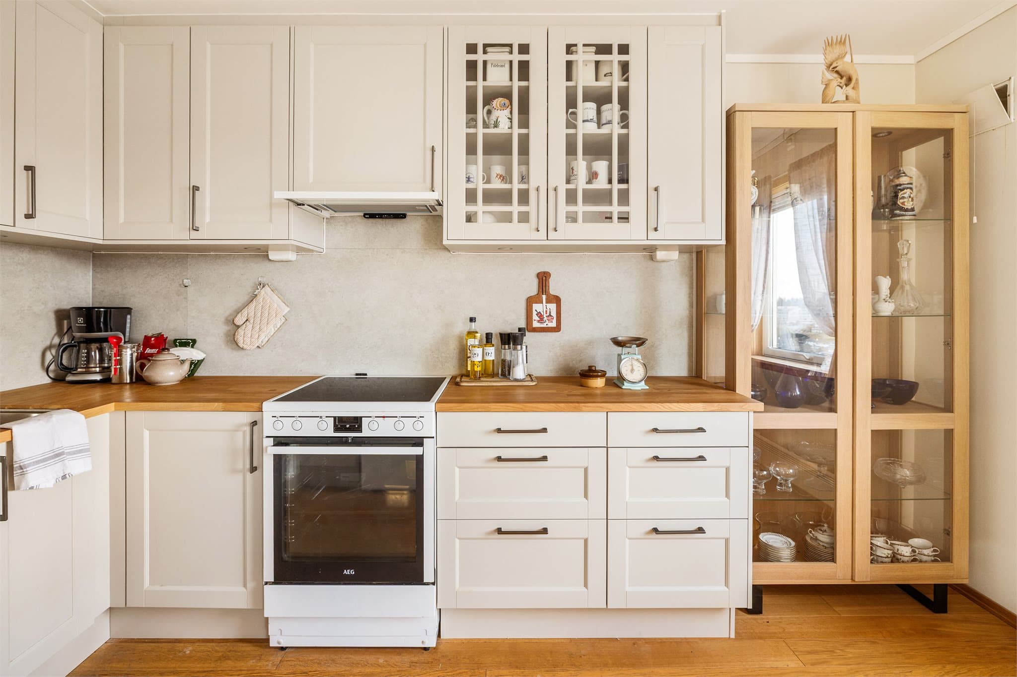 - Kjøkkenet måler 10,3m² -