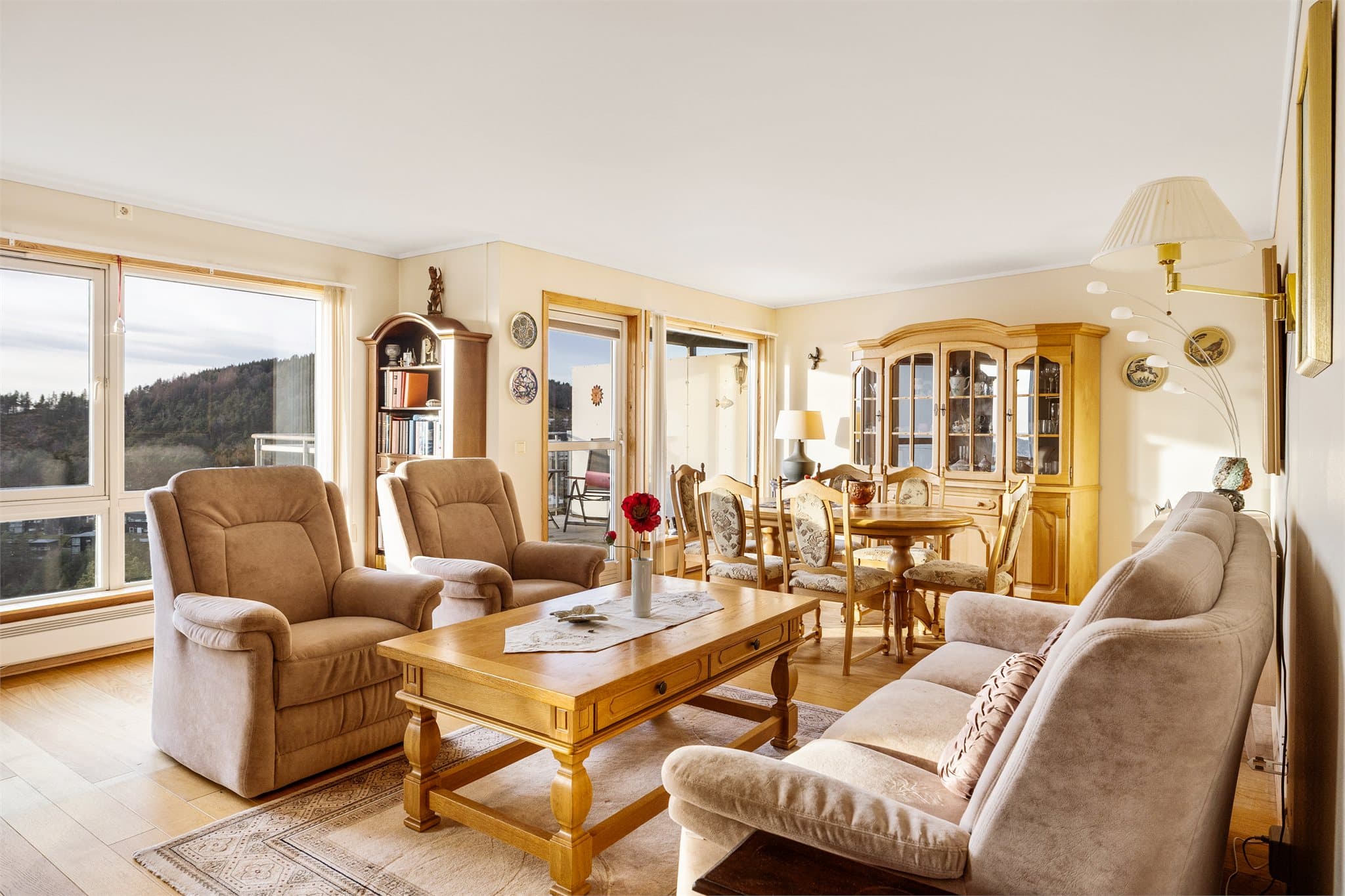 - Leiligheten har et totalt BRA-i på 88m² og inneholder entré, 2 soverom, bad, kjøkken, stue og innvendig bod + ekstern bod -