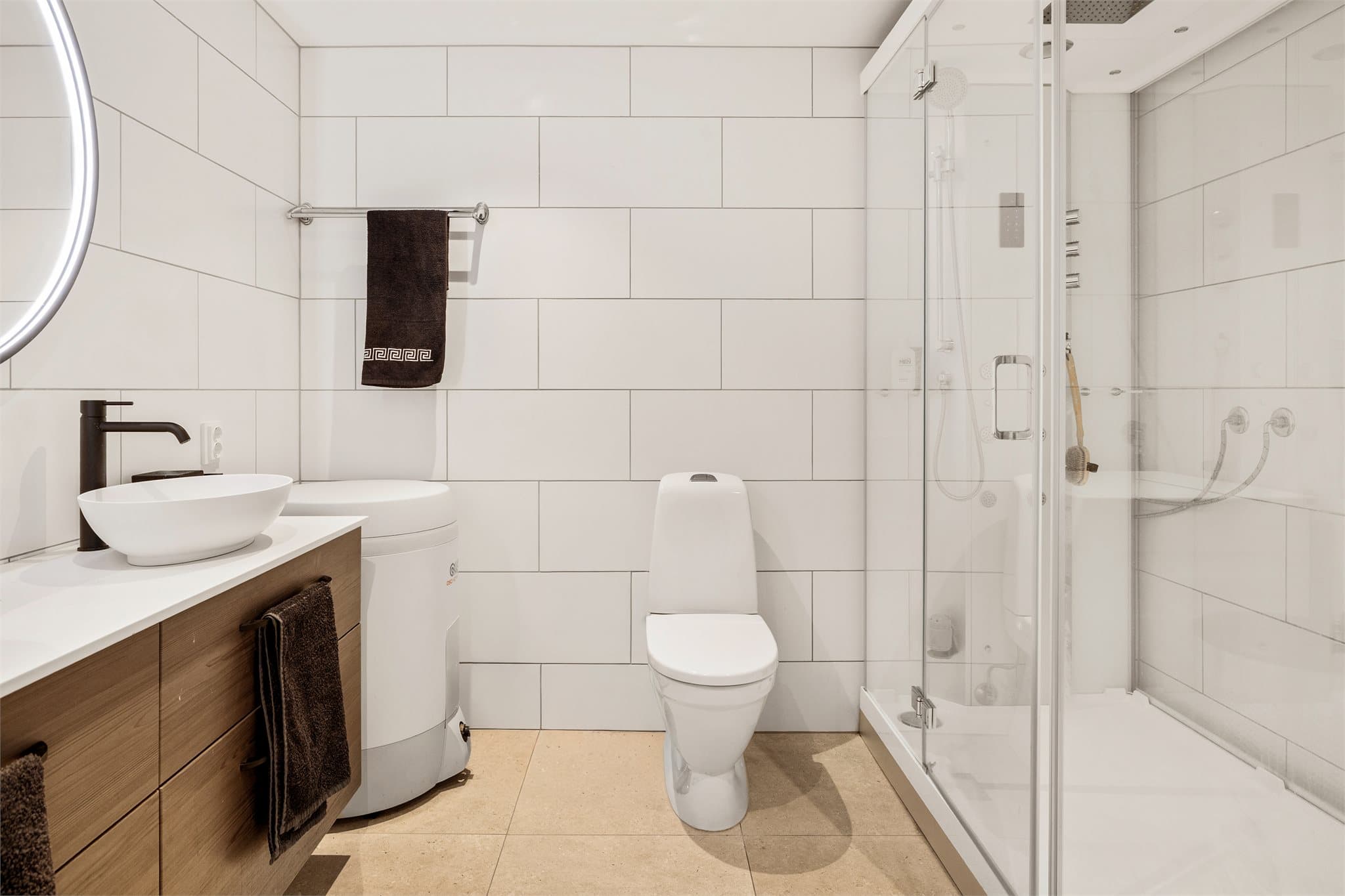 - Flott, helfliset bad med behagelige varmekabler i gulv -