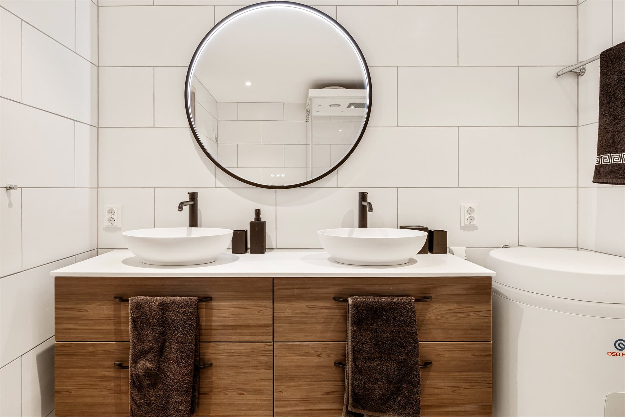 - Badet måler 6,6m² og er innredet med benkeskap m/to toppmonterte servanter, speil med belysning, opplegg for vaskemaskin, toalett og dusjkabinett -