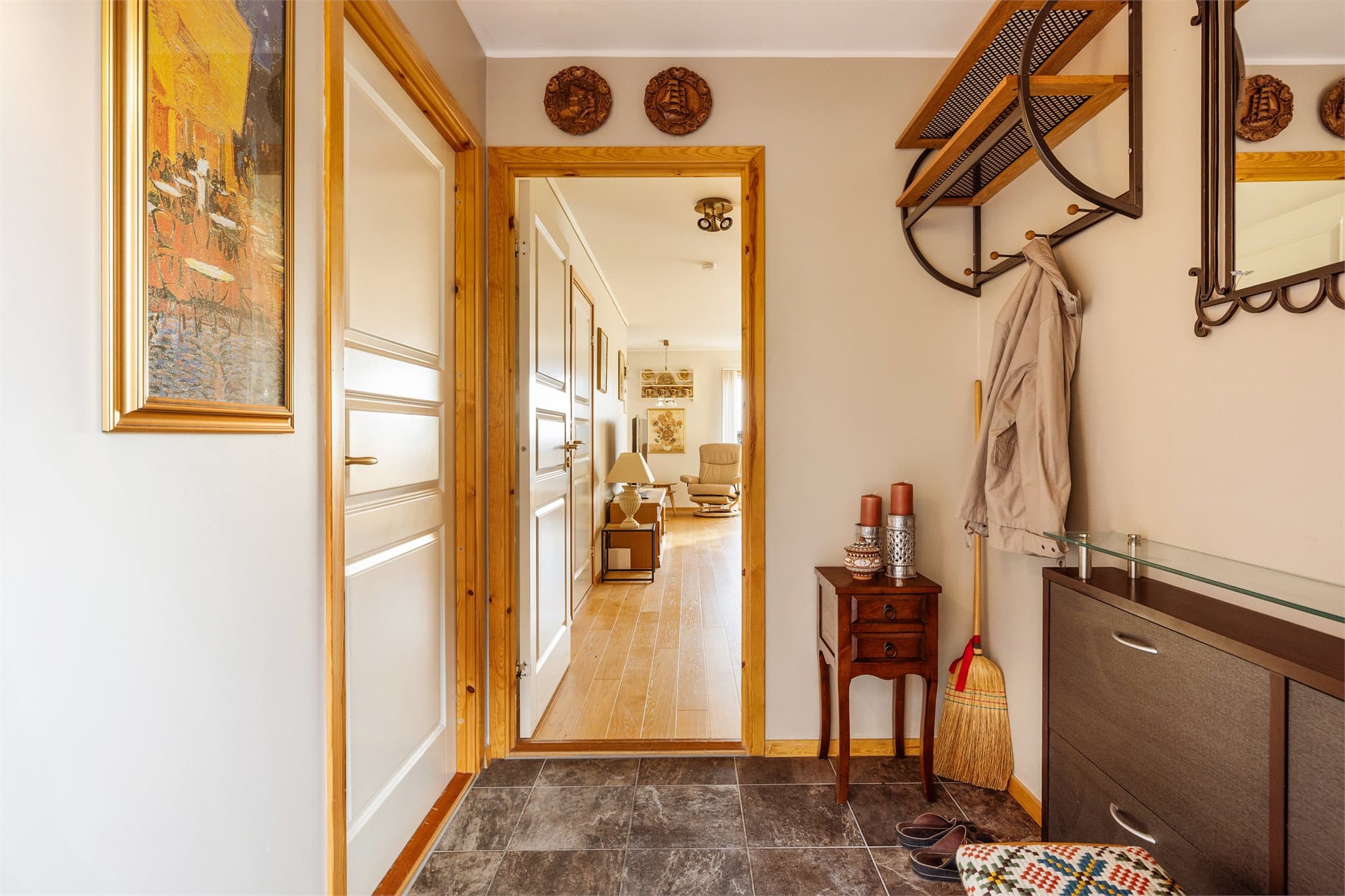 - Du blir ønsket velkommen hjem til en fliselagt entré som måler 3,5m² -