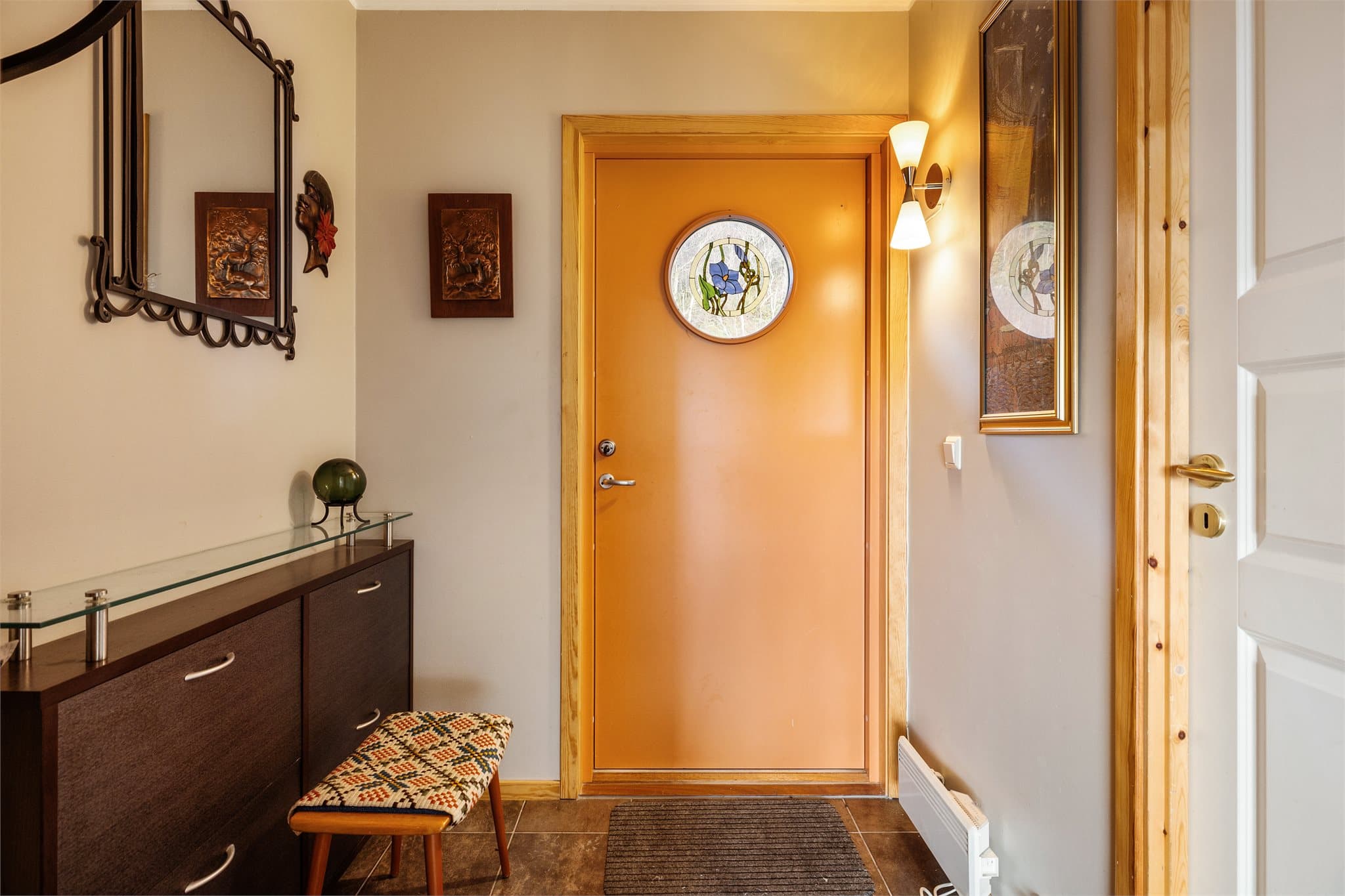 - Her er det plass til oppbevaring av sko og yttertøy -