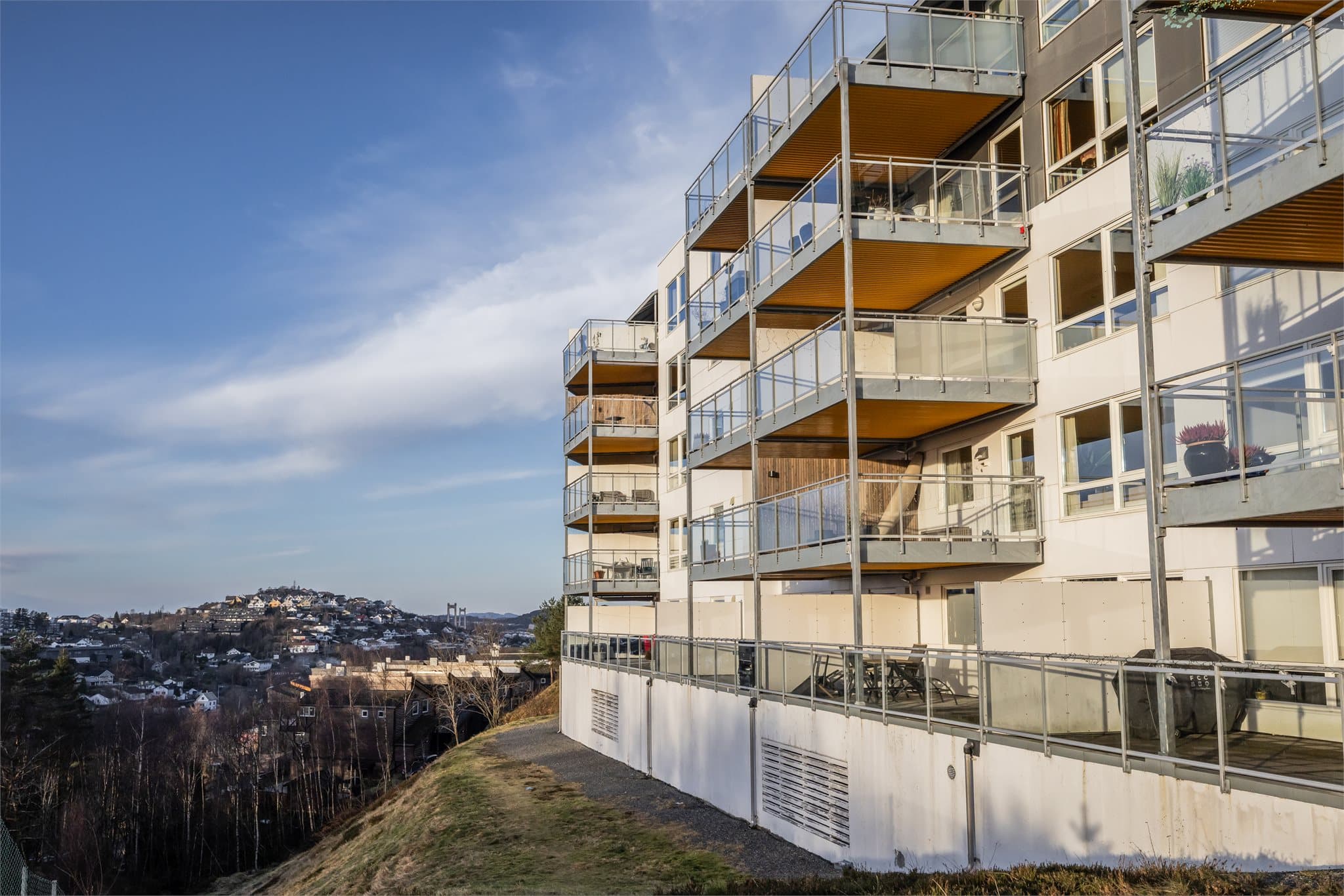 - Bygget er oppført i 2004 og har deretter god standard -