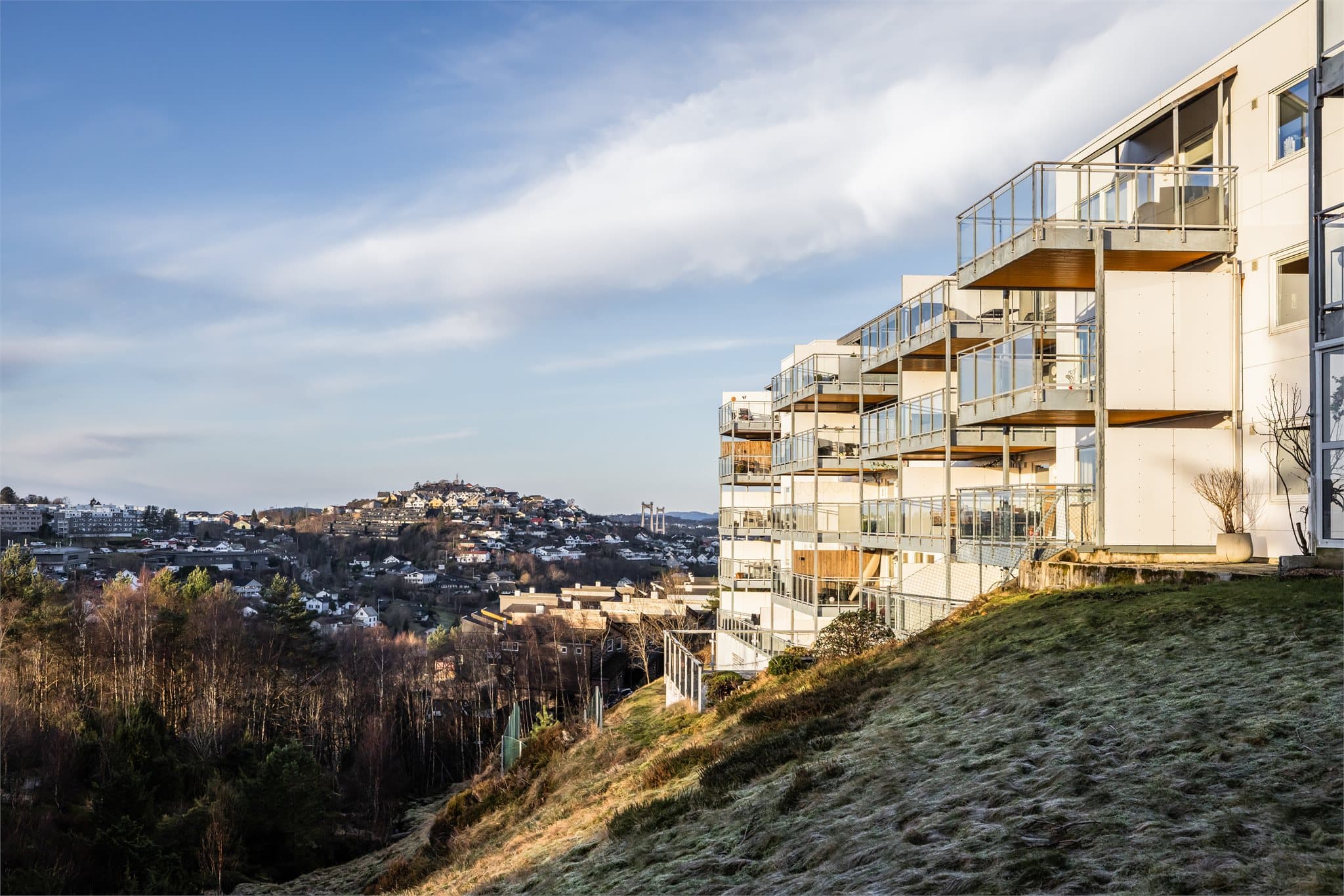 - Det er kun en 3 minutters kjøretur til Vestkanten storsenter som har et bredt handle- og servicetilbud -
