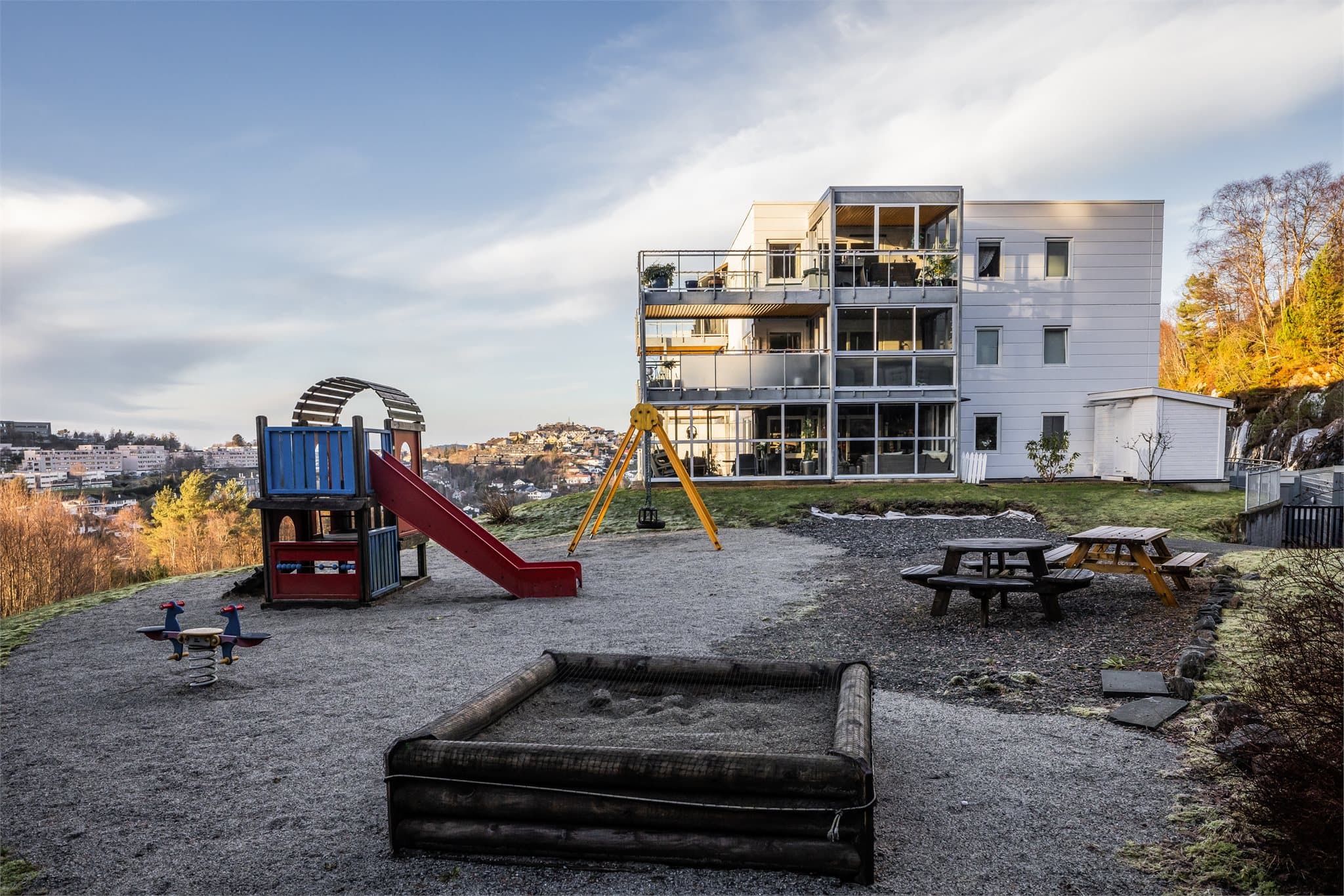 - For barna er det hyggelig med lekeplass i sameiet -