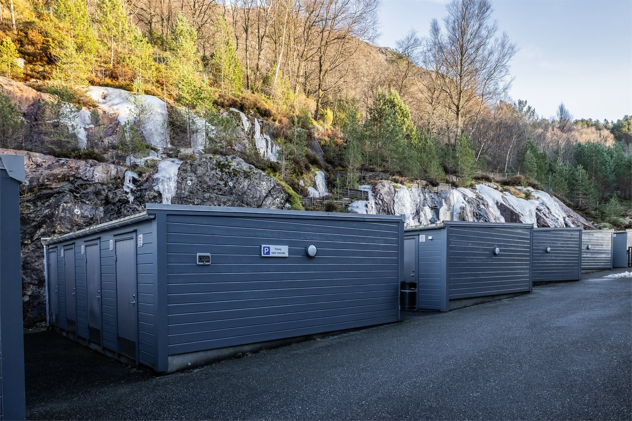 - Leiligheten har en ekstern bod (5,9m²) like utenfor bygget som gir godt med lagringsplass -