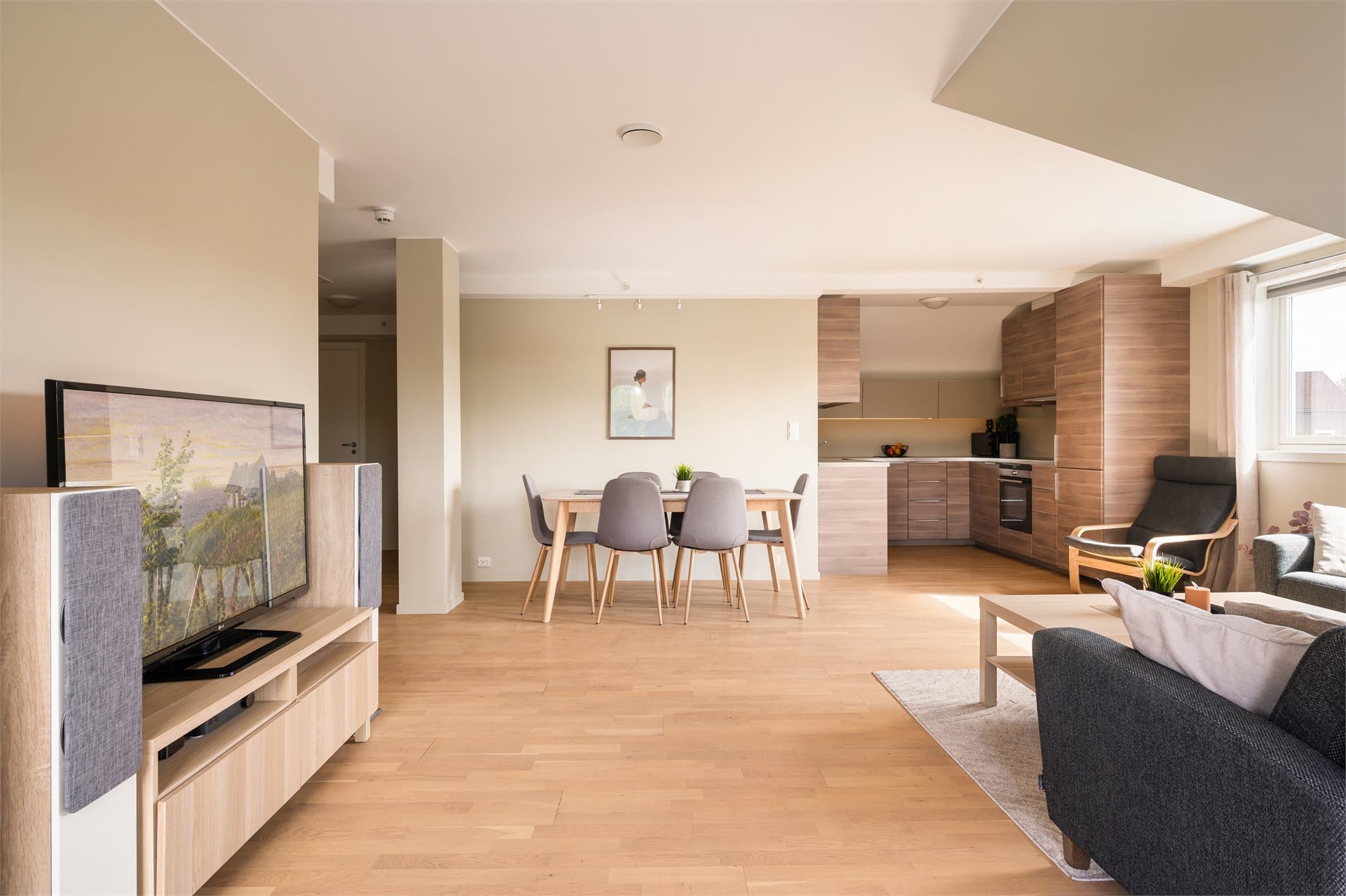 I stuen er det plass til både sofa- og spisegruppe.