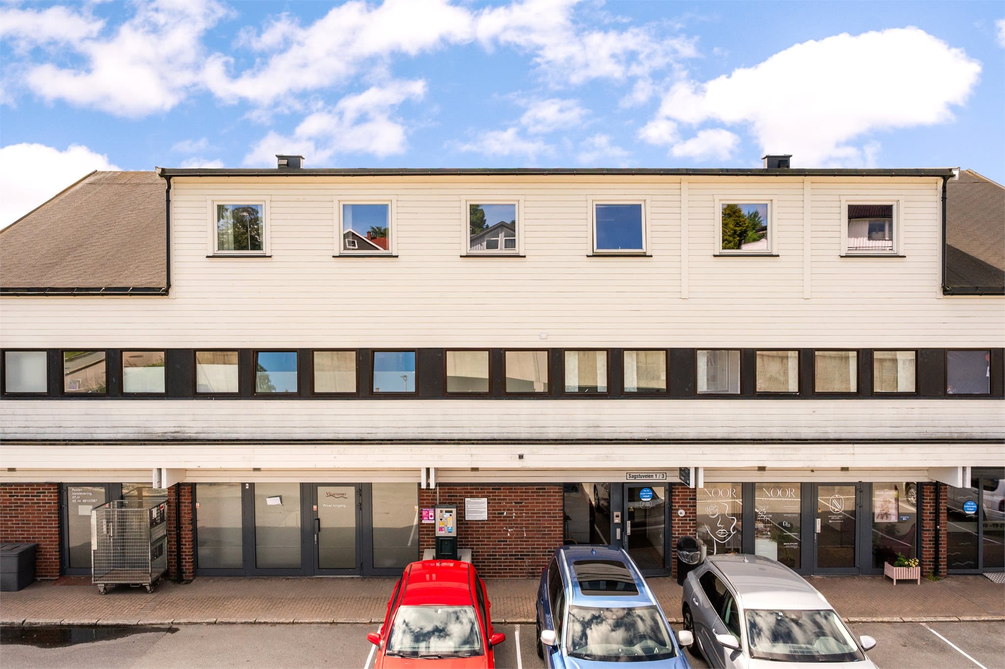 Leiligheten ligger i 3. etasje i denne bygningen, på Vågsenteret i Ytre Enebakk. Det medfølger en parkeringsplass under tak på reservert område. Det er montert elbil-lader på plassen.