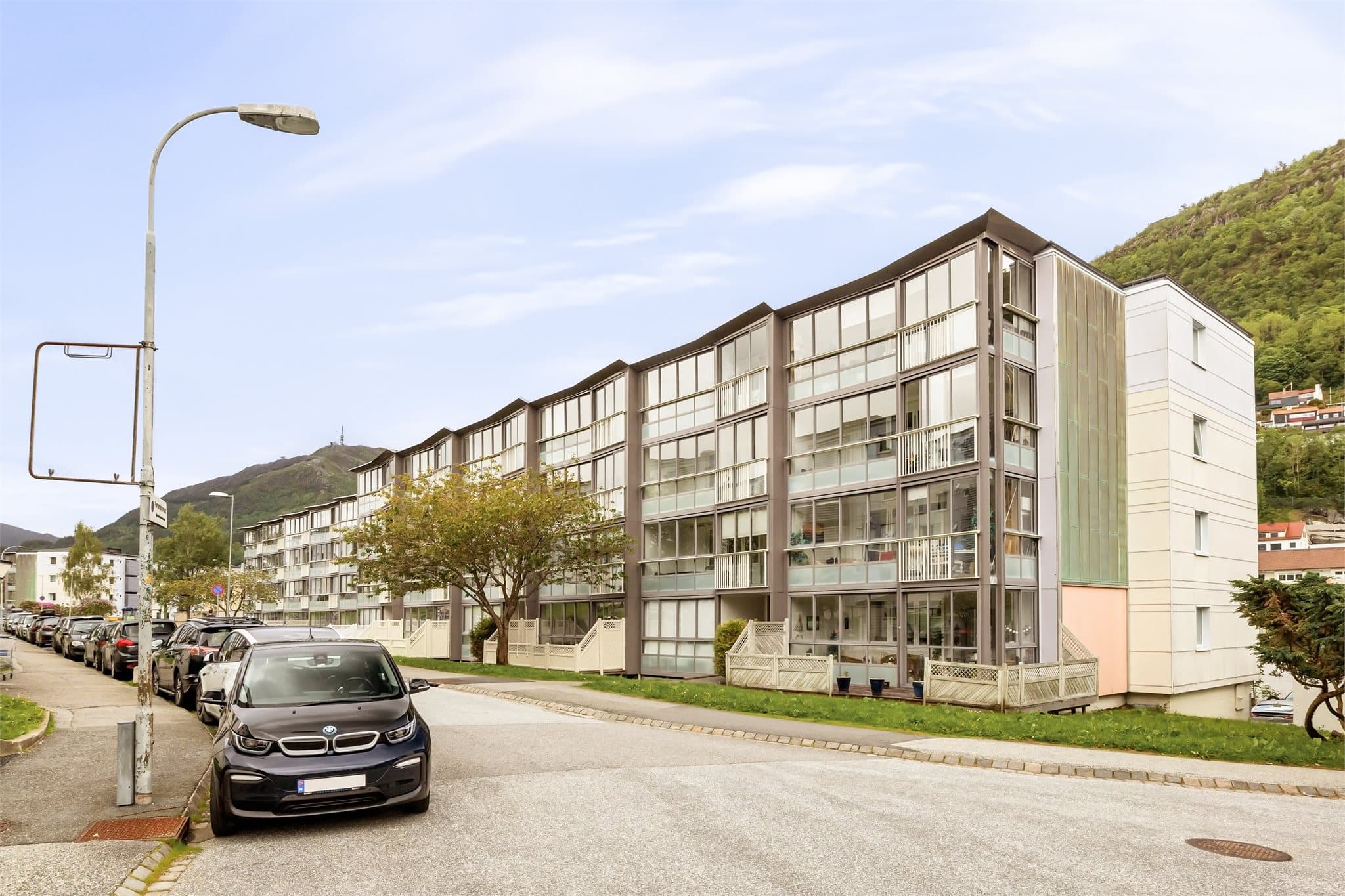 Fra boligen er det enkel reisevei til blant annet Bergen sentrum, Haukeland, Haraldsplass, Høyskolen Kristiania, BI, UiB og videre