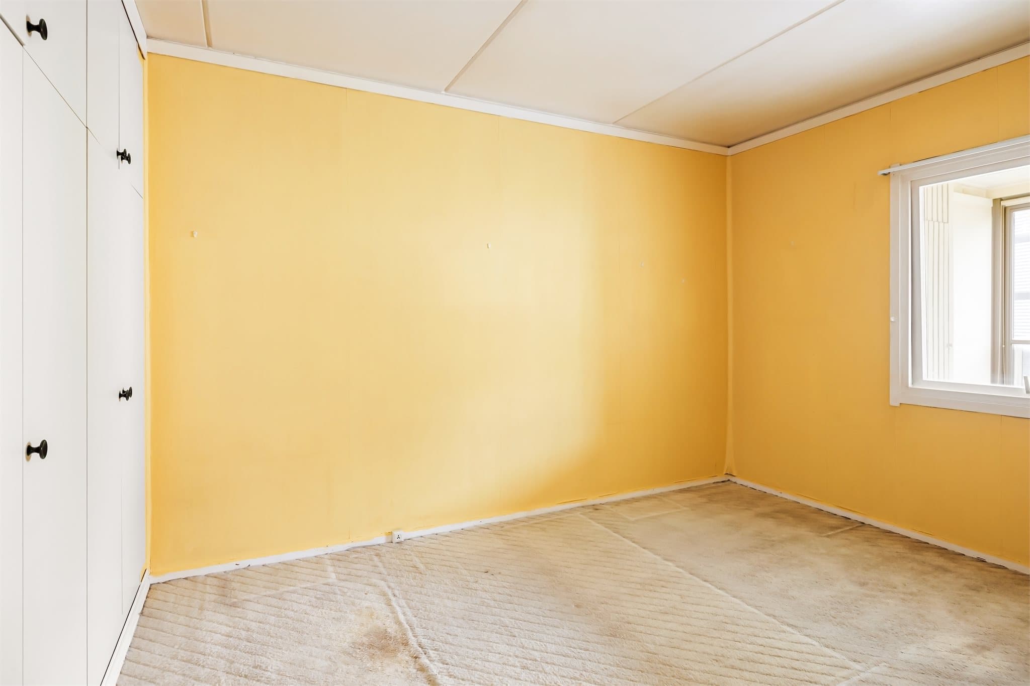 Romslig soverom som måler 12,6m²