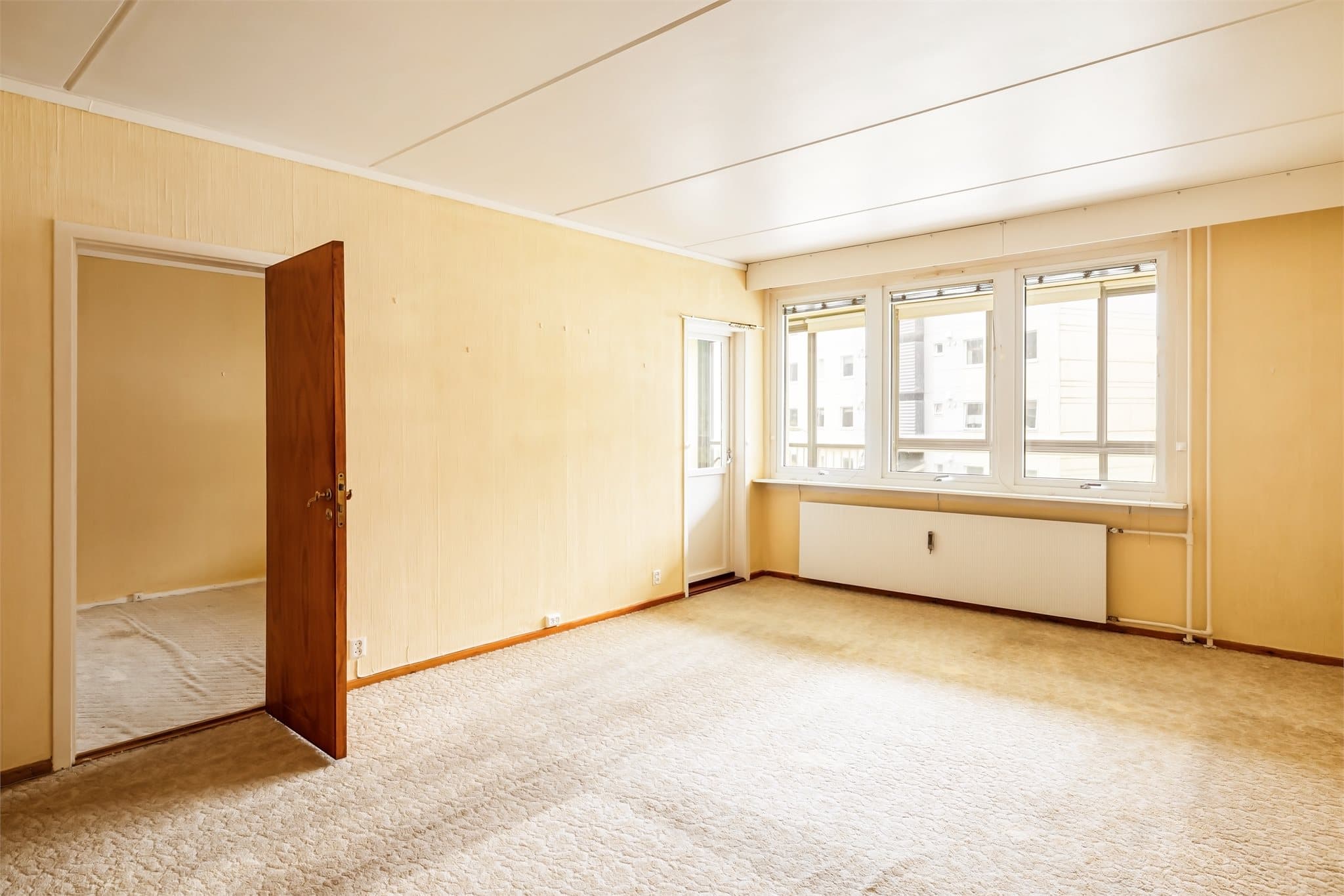 Radiator i stue bidrar til en jevn og behagelig temperatur i leiligheten