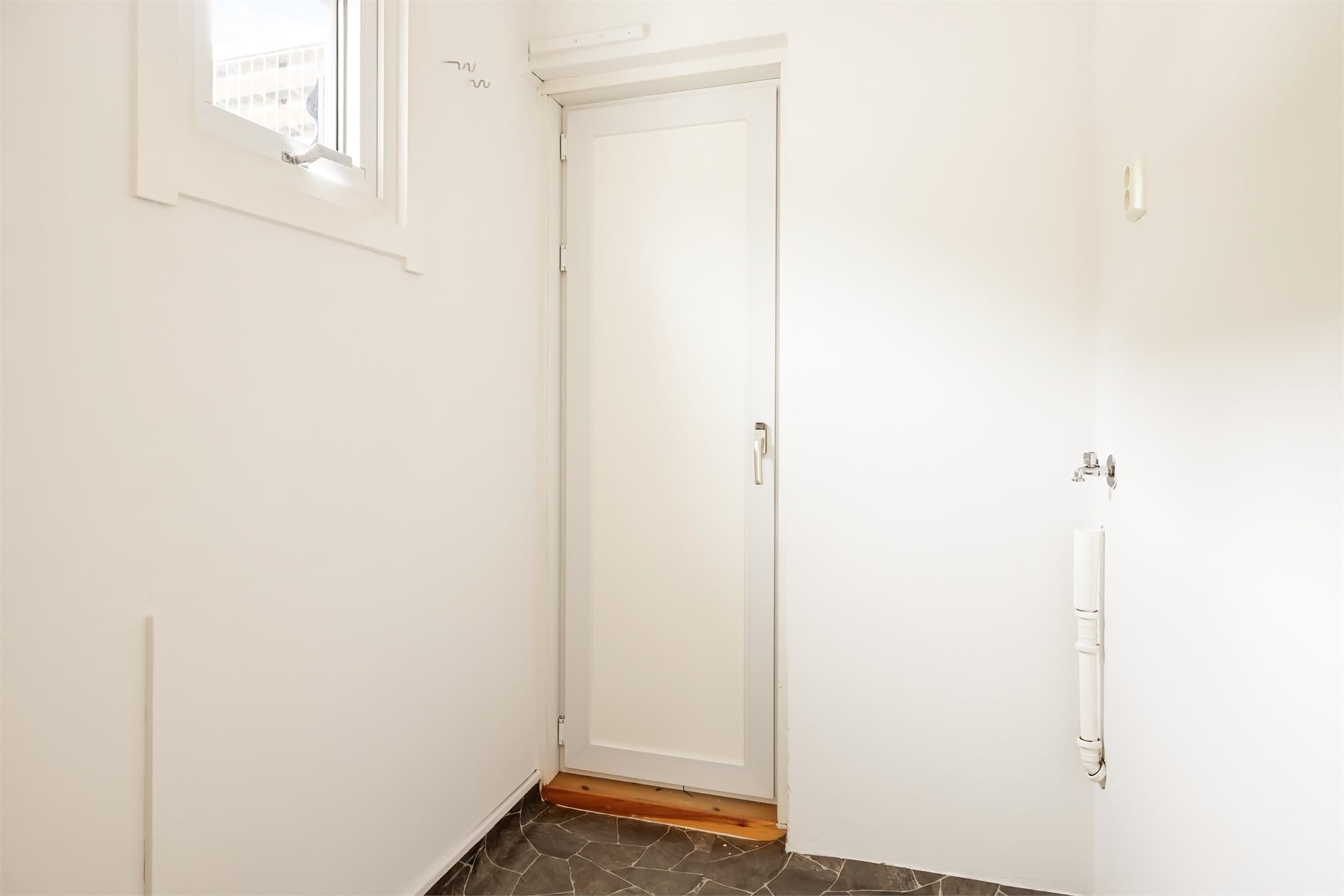Adkomst til bod på 2,4m² med opplegg for vaskemaskin (rommet har ikke sluk)