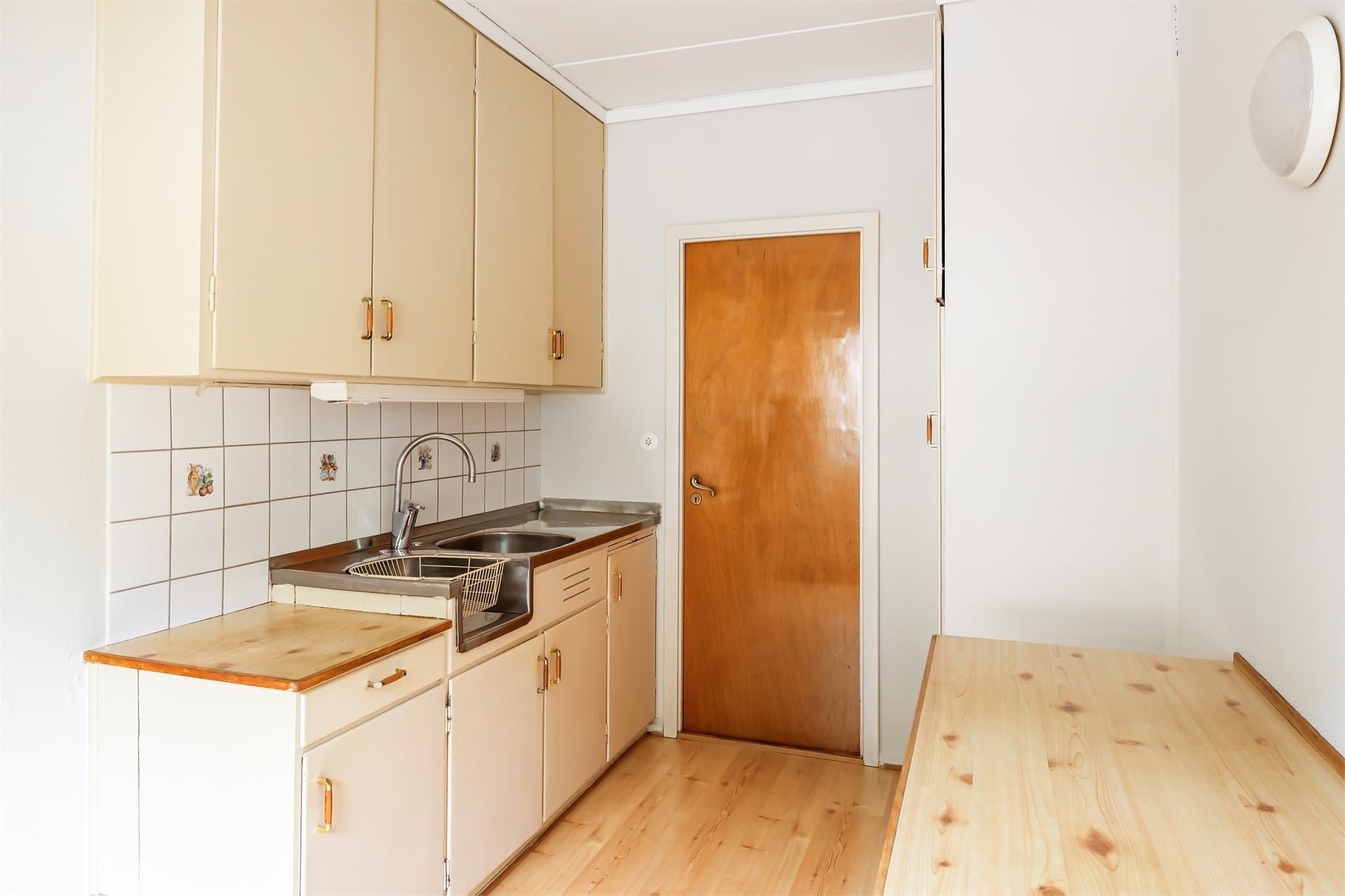 Kjøkkenet har laminat på gulv og malte flater på vegger og i himling