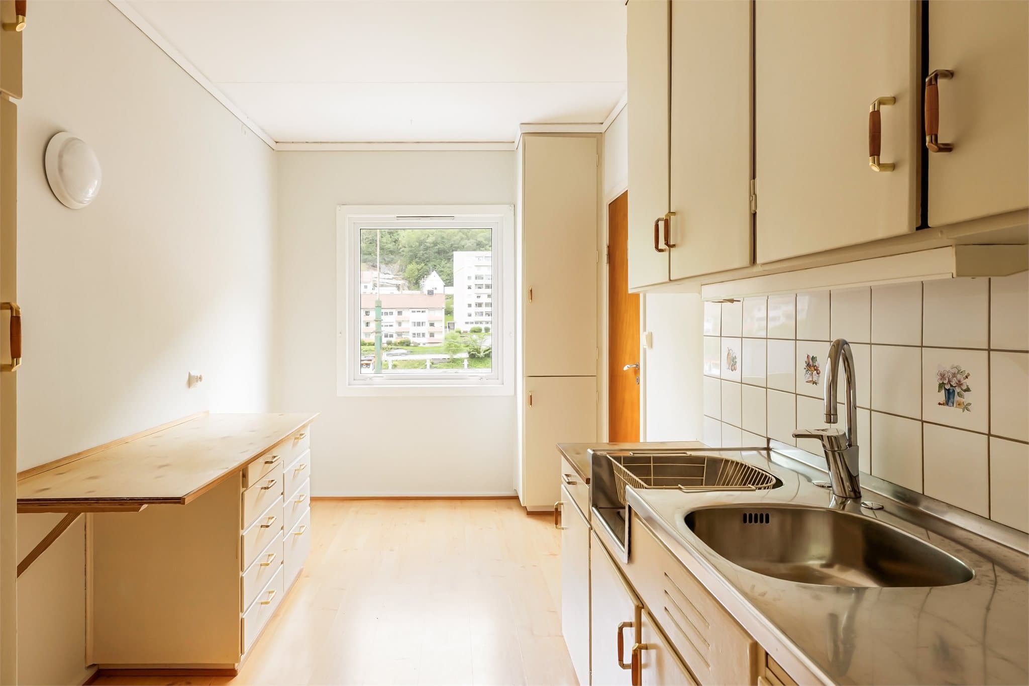 Plass til et hyggelig frokostbord med flotte lysforhold