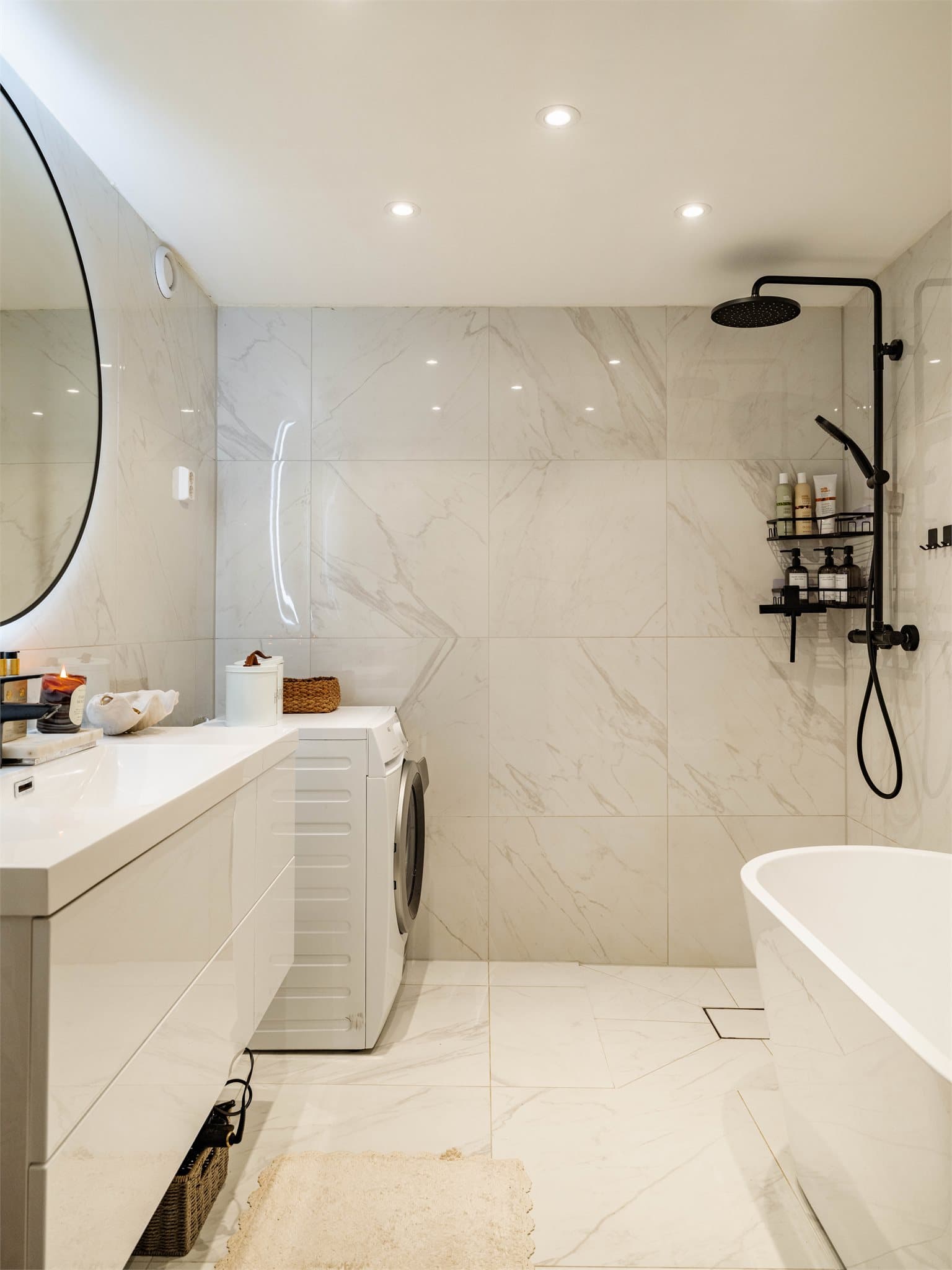Badet ble oppgradert i 2024 og fremstår som lyst, moderne og gjennomført med et eksklusivt uttrykk. Flislagt gulv, stilrene veggflater og malt himling med innfelte spotter skaper en elegant og behagelig atmosfære.