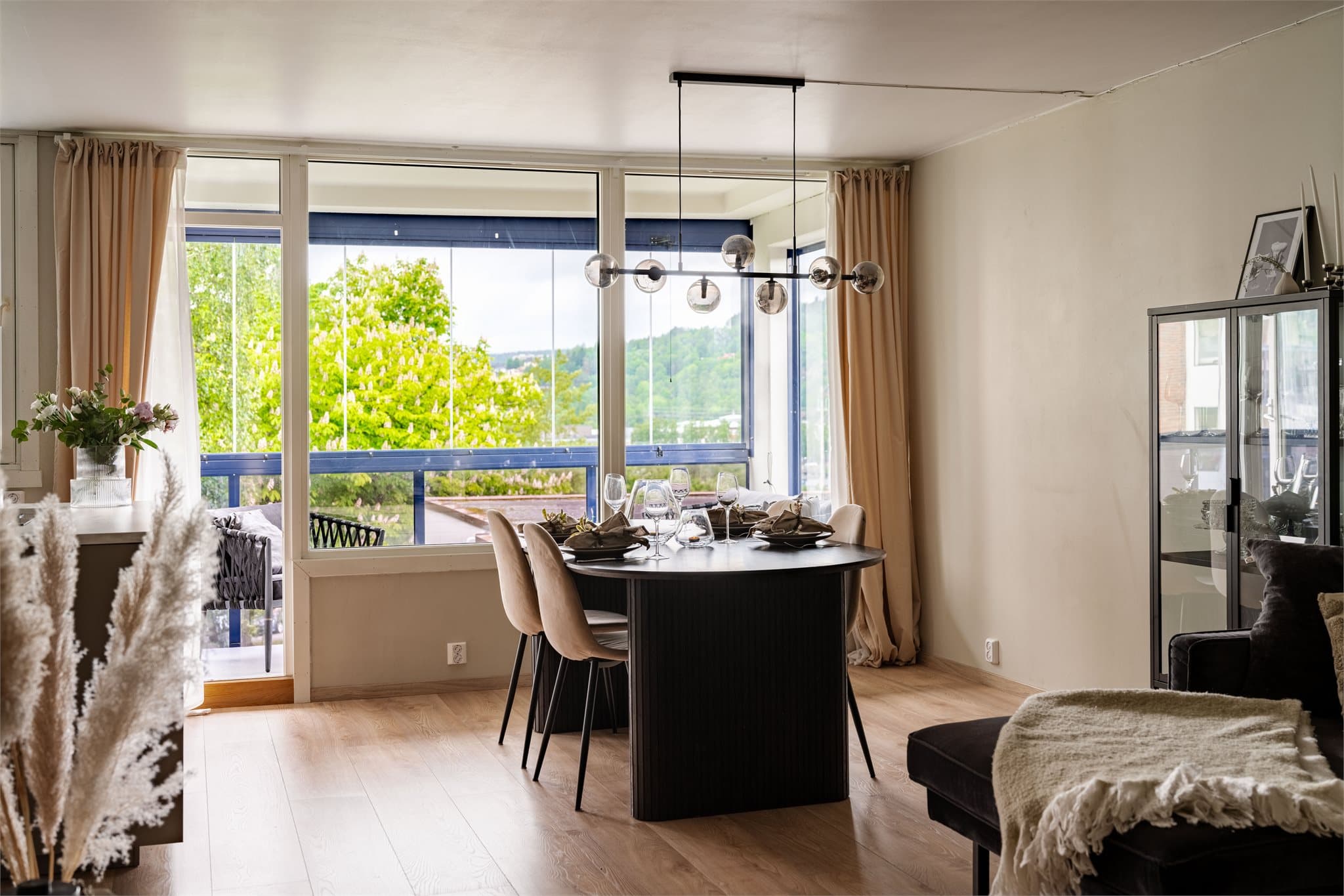 Stuen har god plass til både spisebord og sofagruppe. Rommet oppleves åpent og luftig, med god møbleringsfrihet.