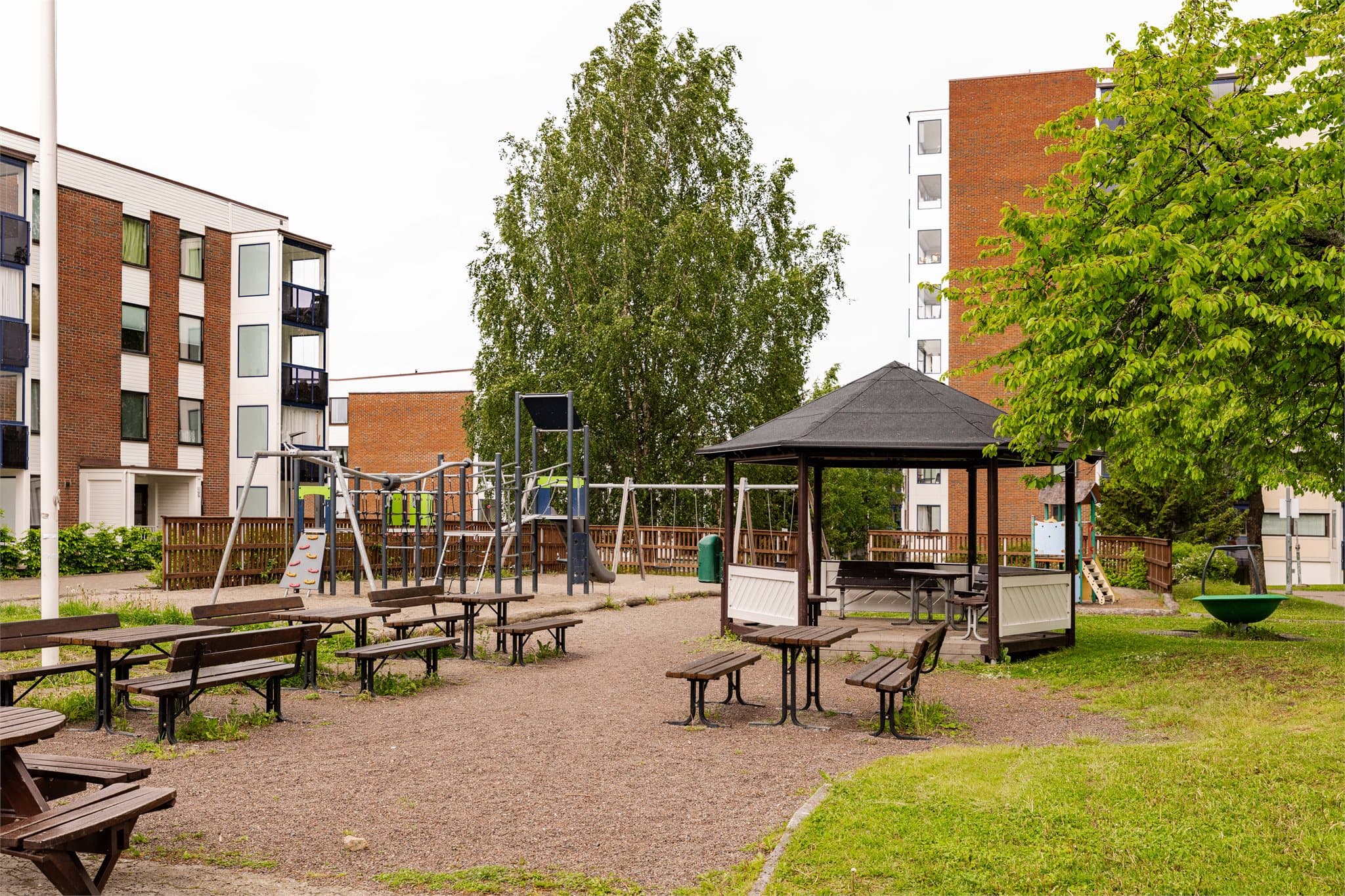 Barnevennlig område med lekeplass og grøntarealer rett utenfor døren.