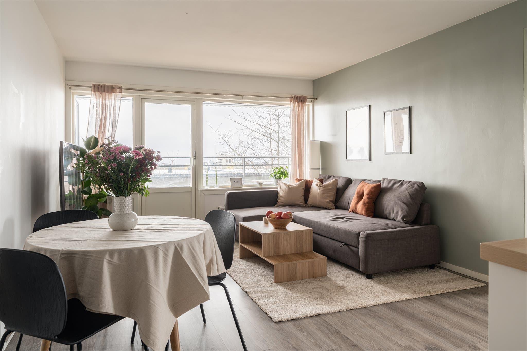 Leiligheten ble pusset opp i 2019 med nytt kjøkken, nytt bad, nye gulv og oppussede overflater.