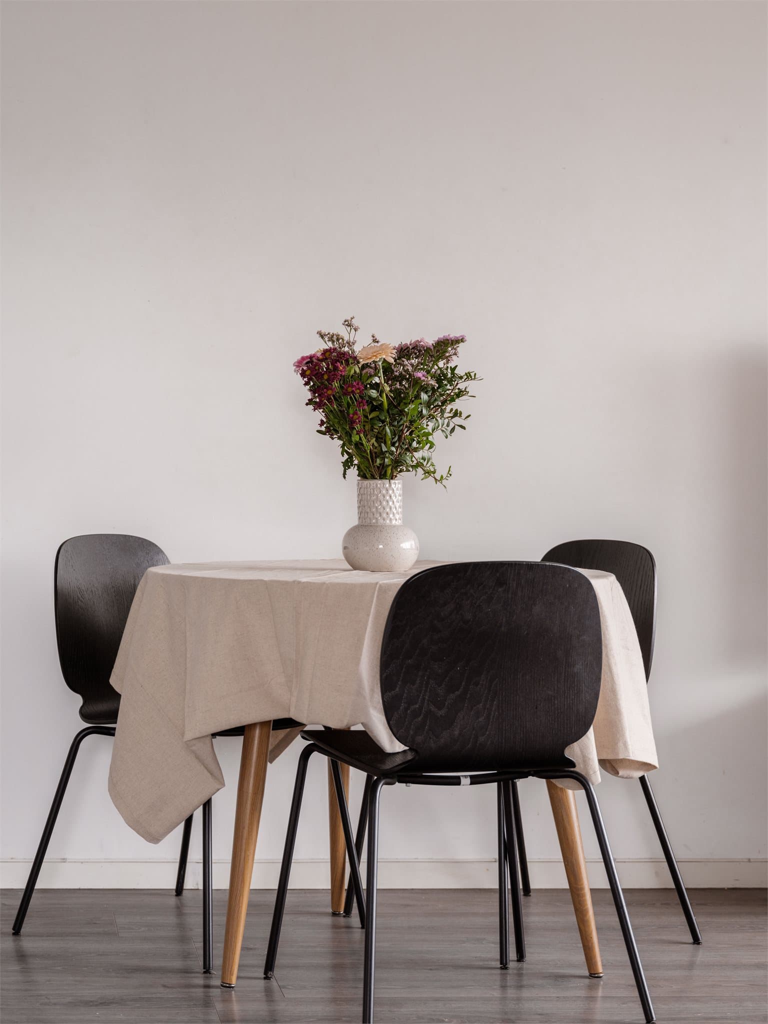 Ved oppussingen ble det lagt en moderne laminat på gulvet.