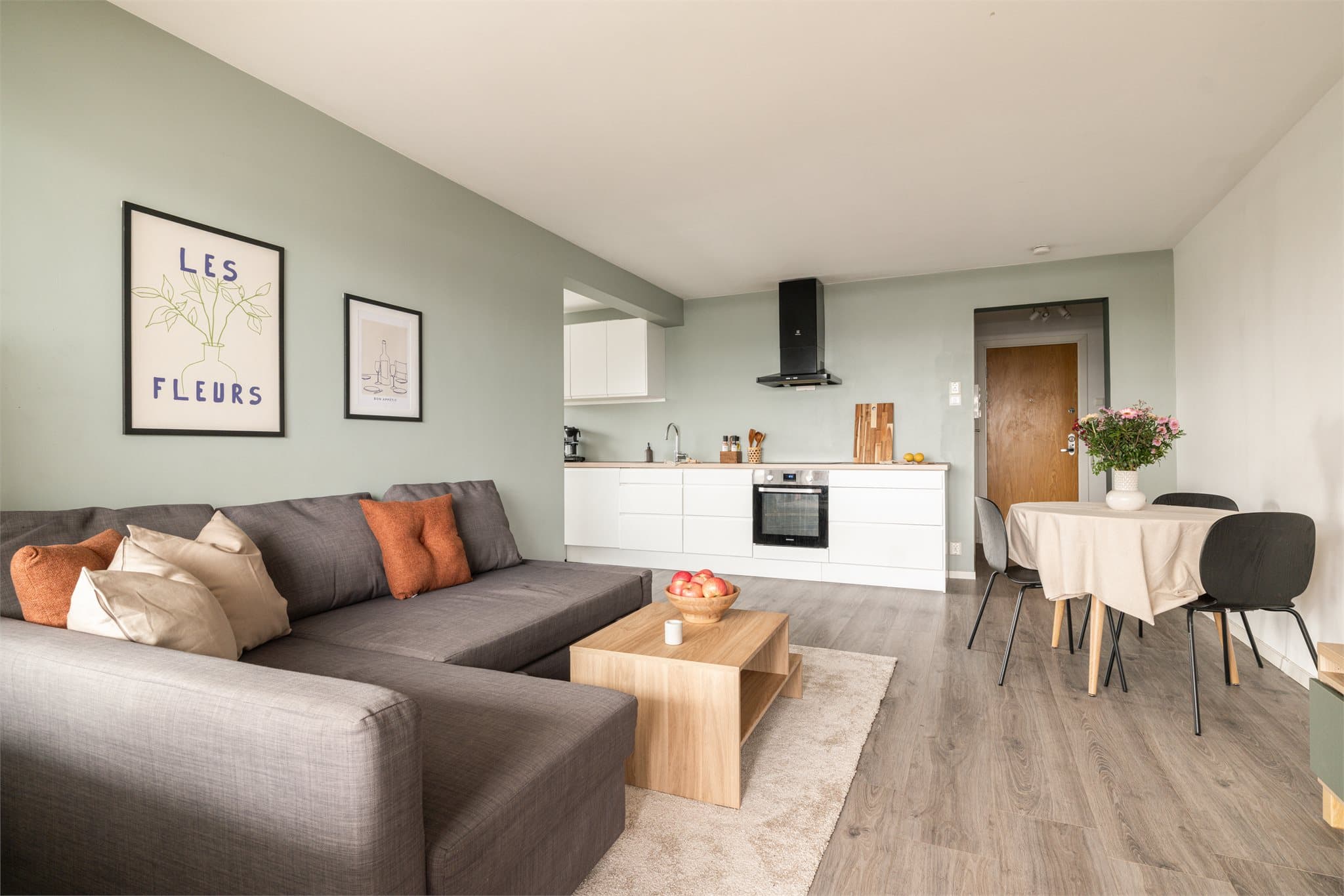 Her får du et stilrent og lekkert kjøkken i åpen løsning.