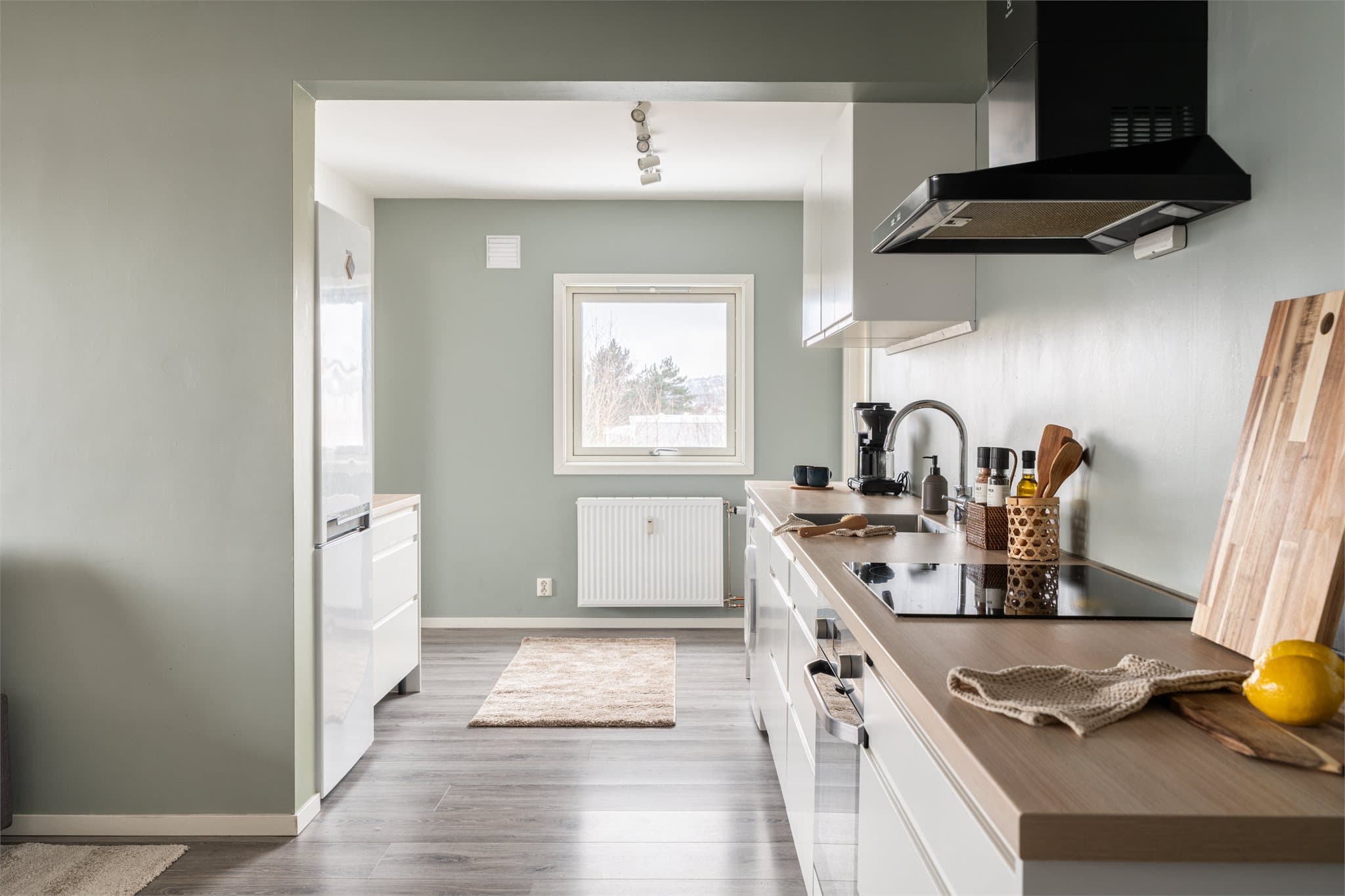 En innbydende hjørneleilighet med god standard og moderne fargevalg.