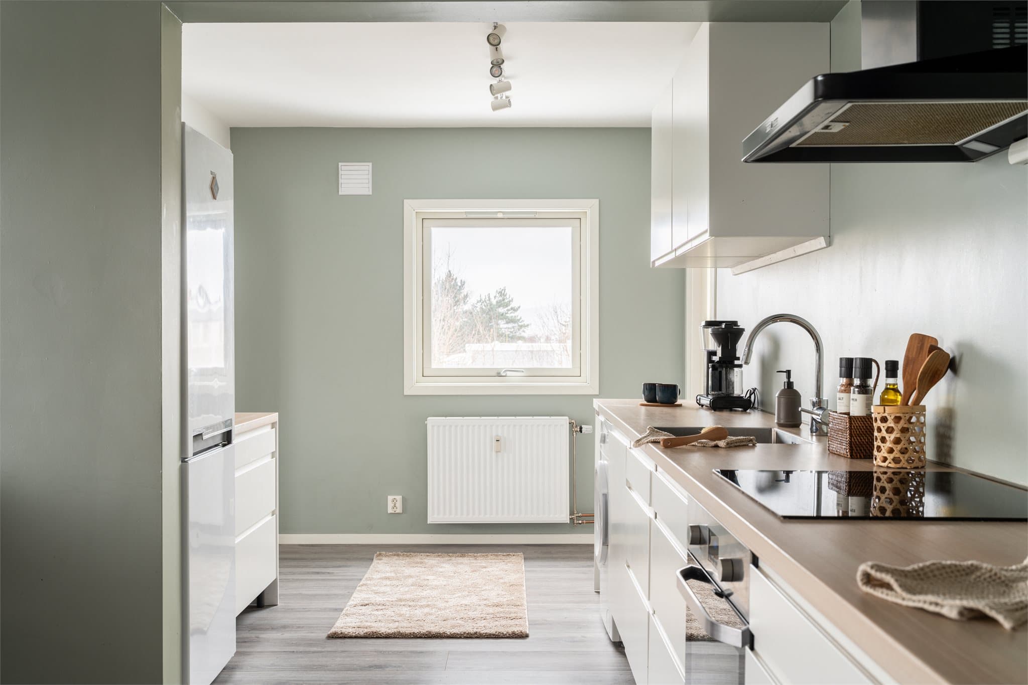 Langstrakt kjøkkeninnredning med god lagringsplass i både skuffer og skap.