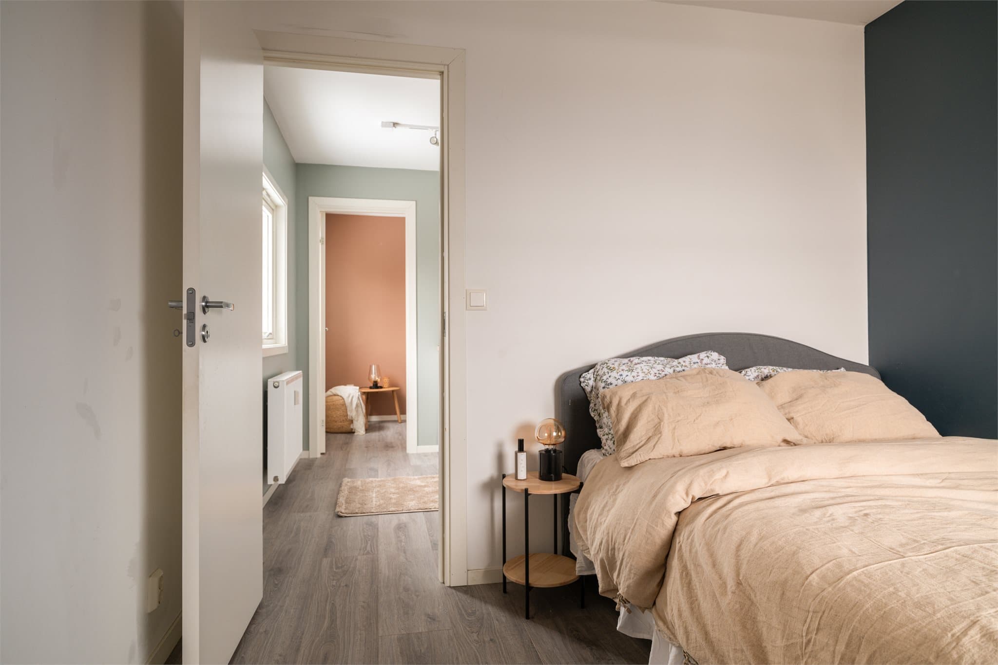 Soverommene ligger på hver sin side av kjøkkenet.