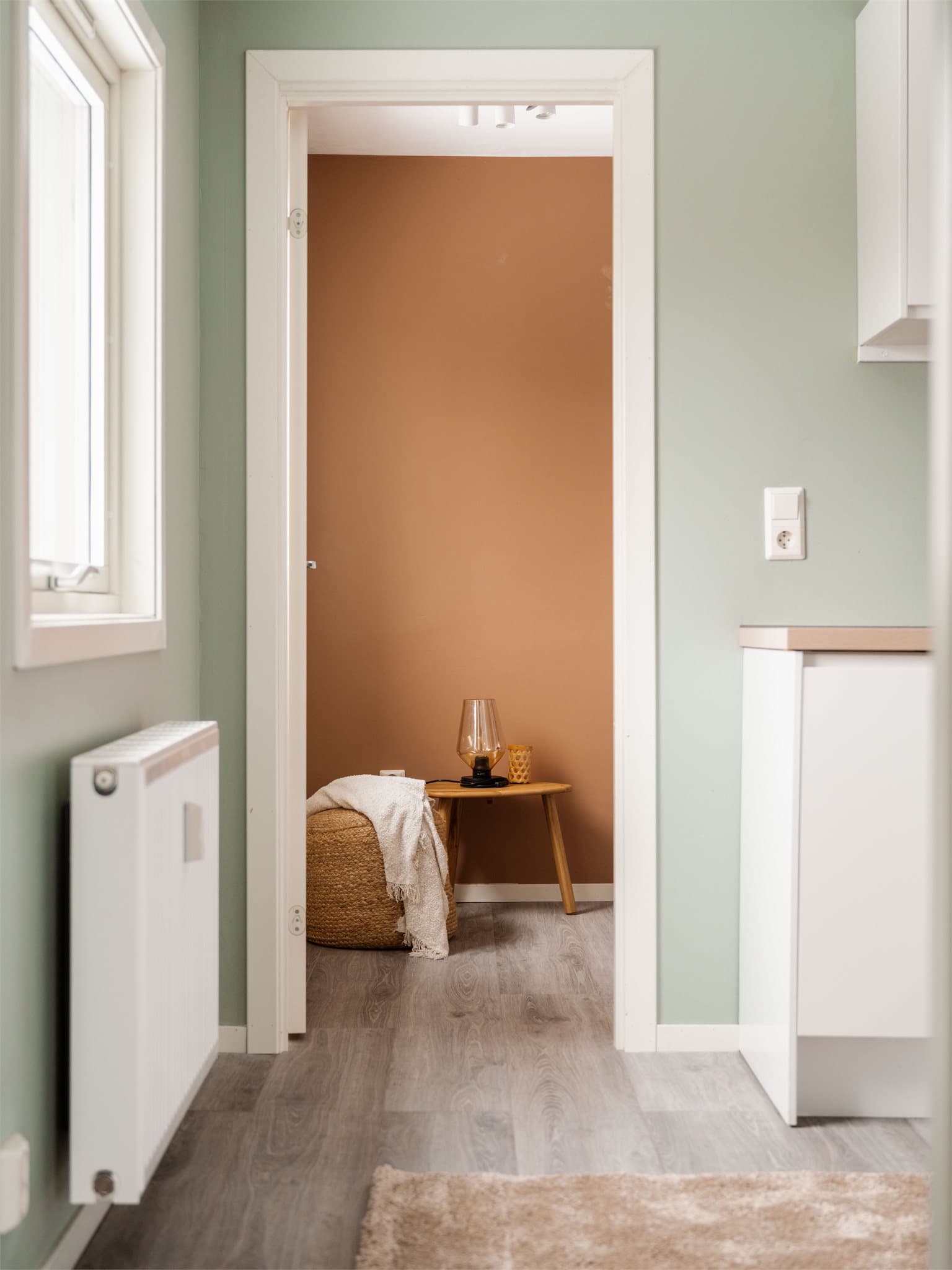 Leiligheten oppleves svært lys som følge av vinduer mot to himmelretninger.