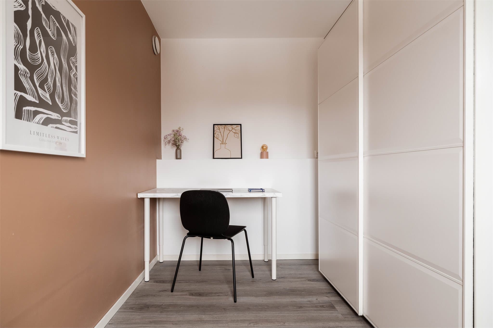 I dag er det benyttet som kontor med en romslig garderobeløsning.