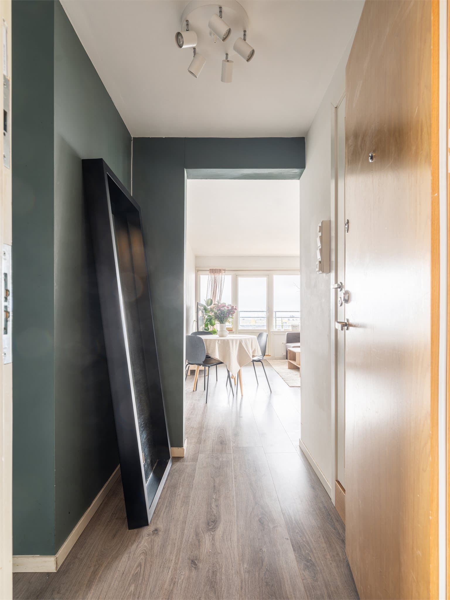 Velkommen hjem! Til venstre er det nisje for oppheng av både yttertøy og sko.