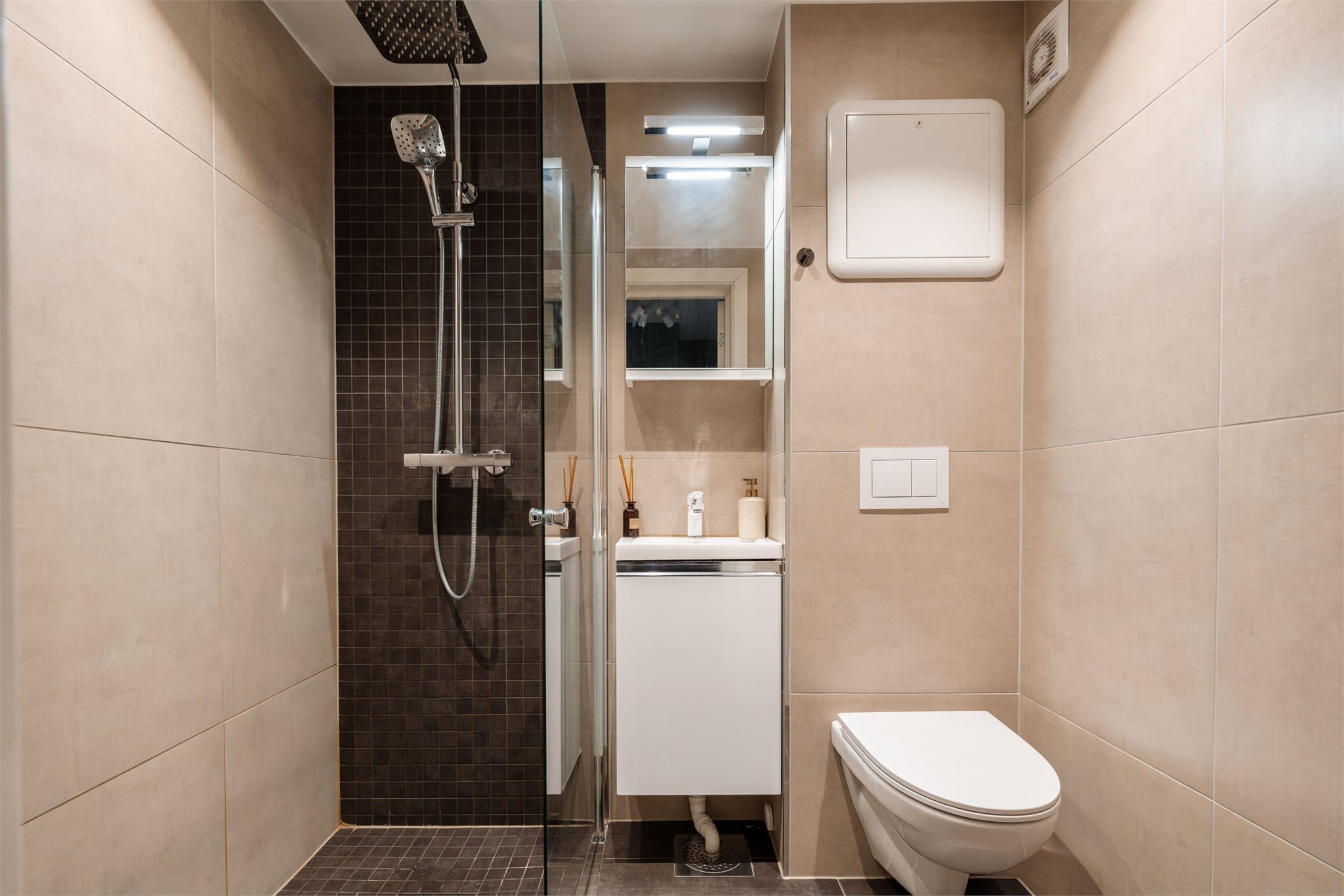 Moderne baderom pusset opp i 2019. Det er selvsagt varme i gulvet og god oppbevaringsplass i både servantskap og speilskap.