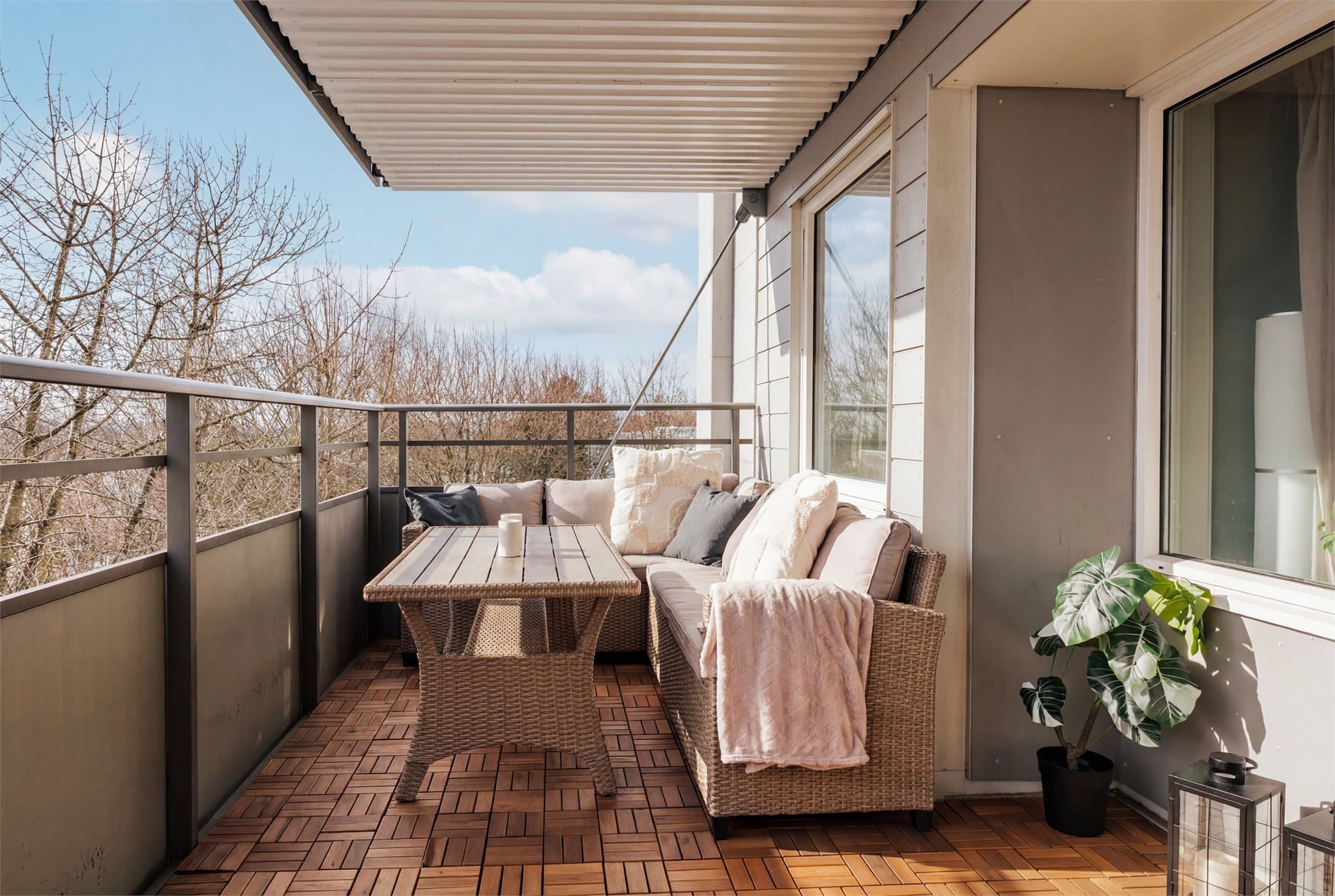 De fineste sommerdagene kan nytes på balkongen. Den er hele 15 m² og byr på rikelig med plass til utemøbler og alt du måtte ønske.