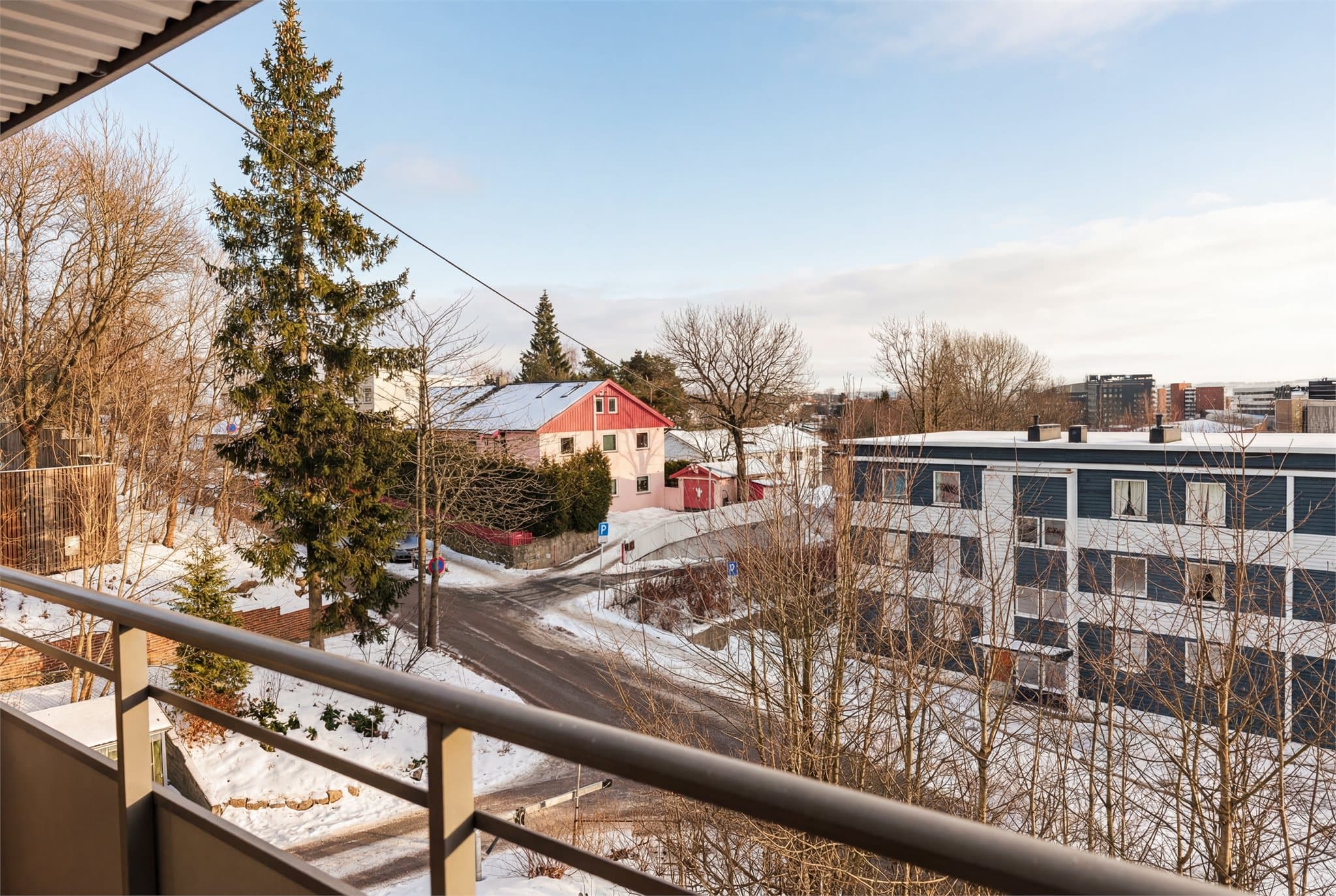 Her bor du med umiddelbar nærhet til offentlig transport, dagligvarebutikker, skoler, barnehager og marka.