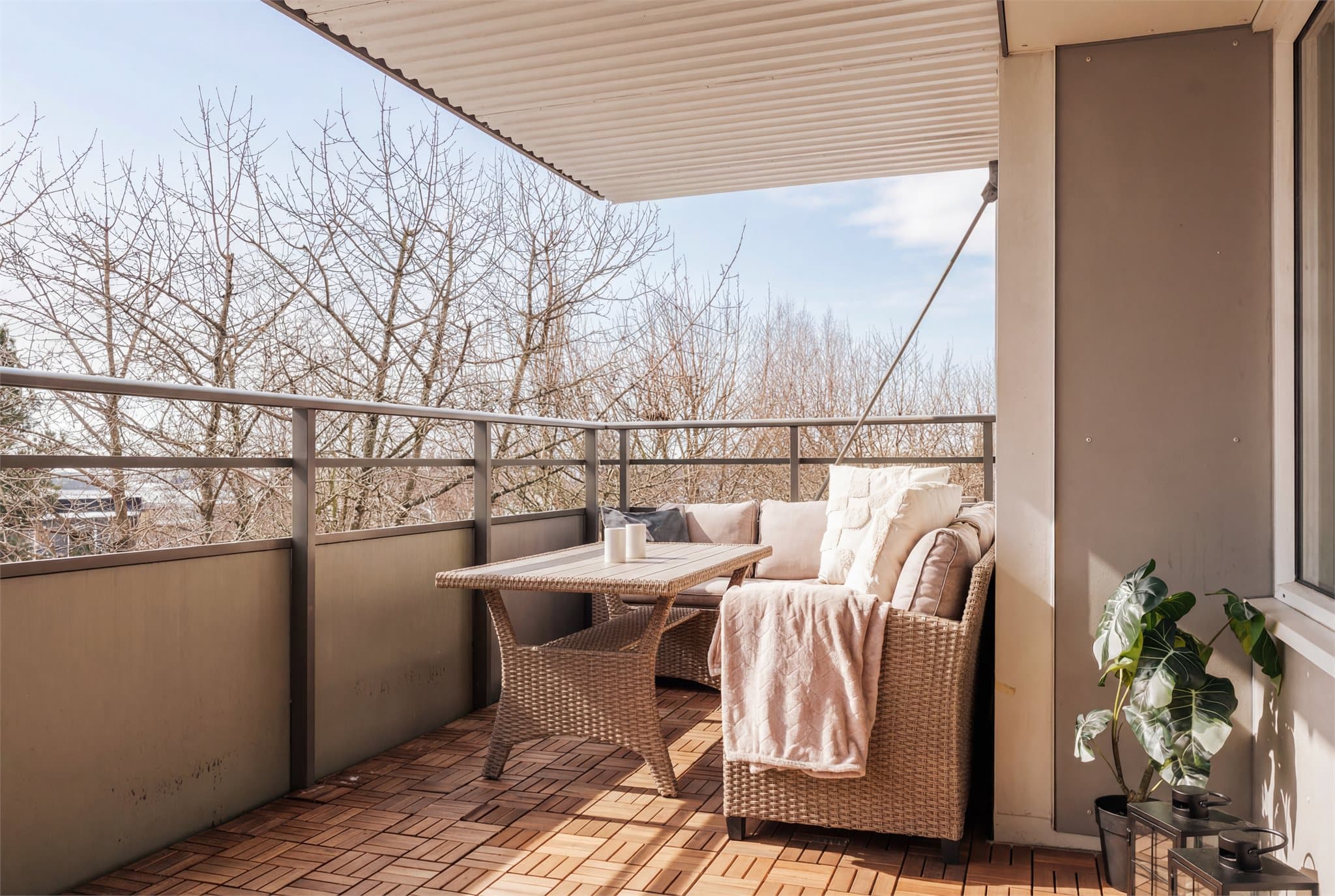 På vår- og sommerhalvåret vil dere garantert sette pris på å kunne tusle ut på en stor og herlig balkong.