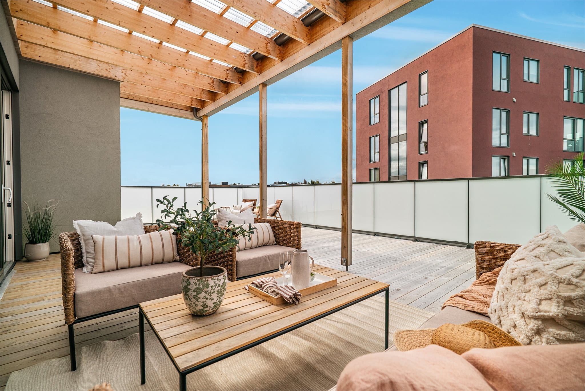 Kjøkkenet har utgang til en imponerende takterrasse på hele 57 kvm, perfekt for lange sommerdager.