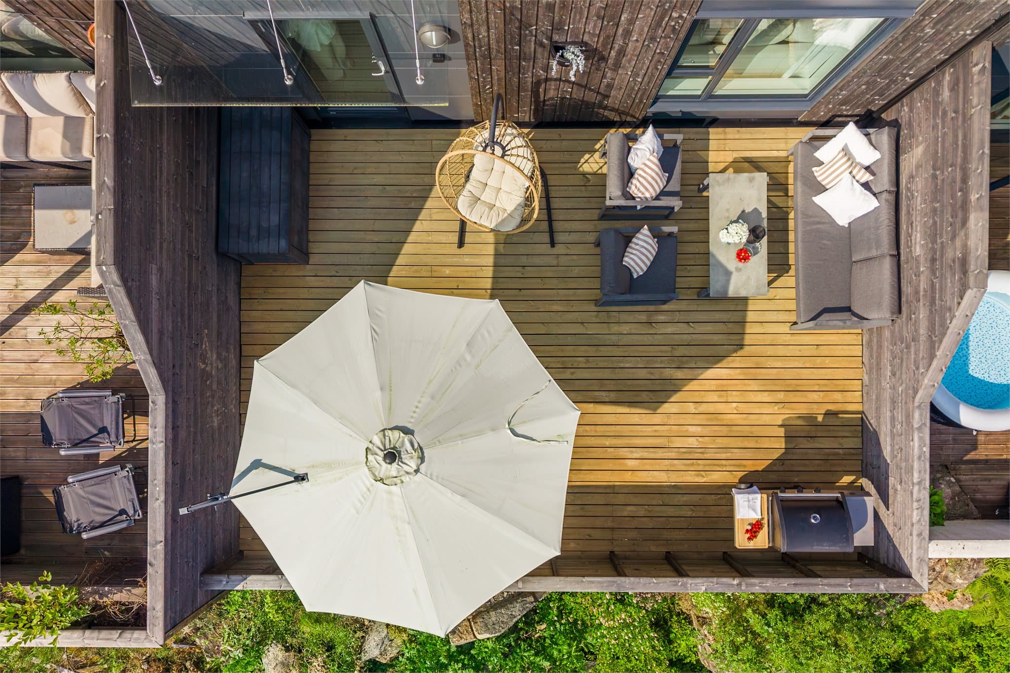 - Stor og solrik terrasse på hele 32,7 m² med god plass til både loungesett, grill og spisebord -