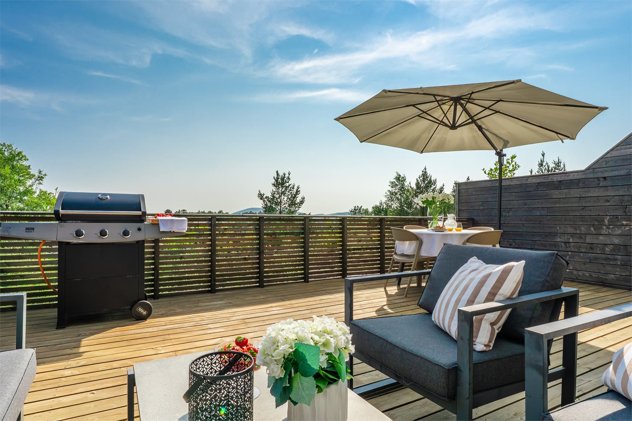 - Flott og fri utsikt mot mot grøntareal. Terrassen oppleves som lun og helt uten innsyn fra naboene -